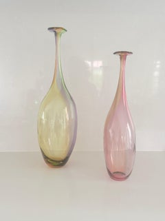 Kjell Engman, Paire de bouteilles mod. Fidji multi colour, prod. Kosta Boda