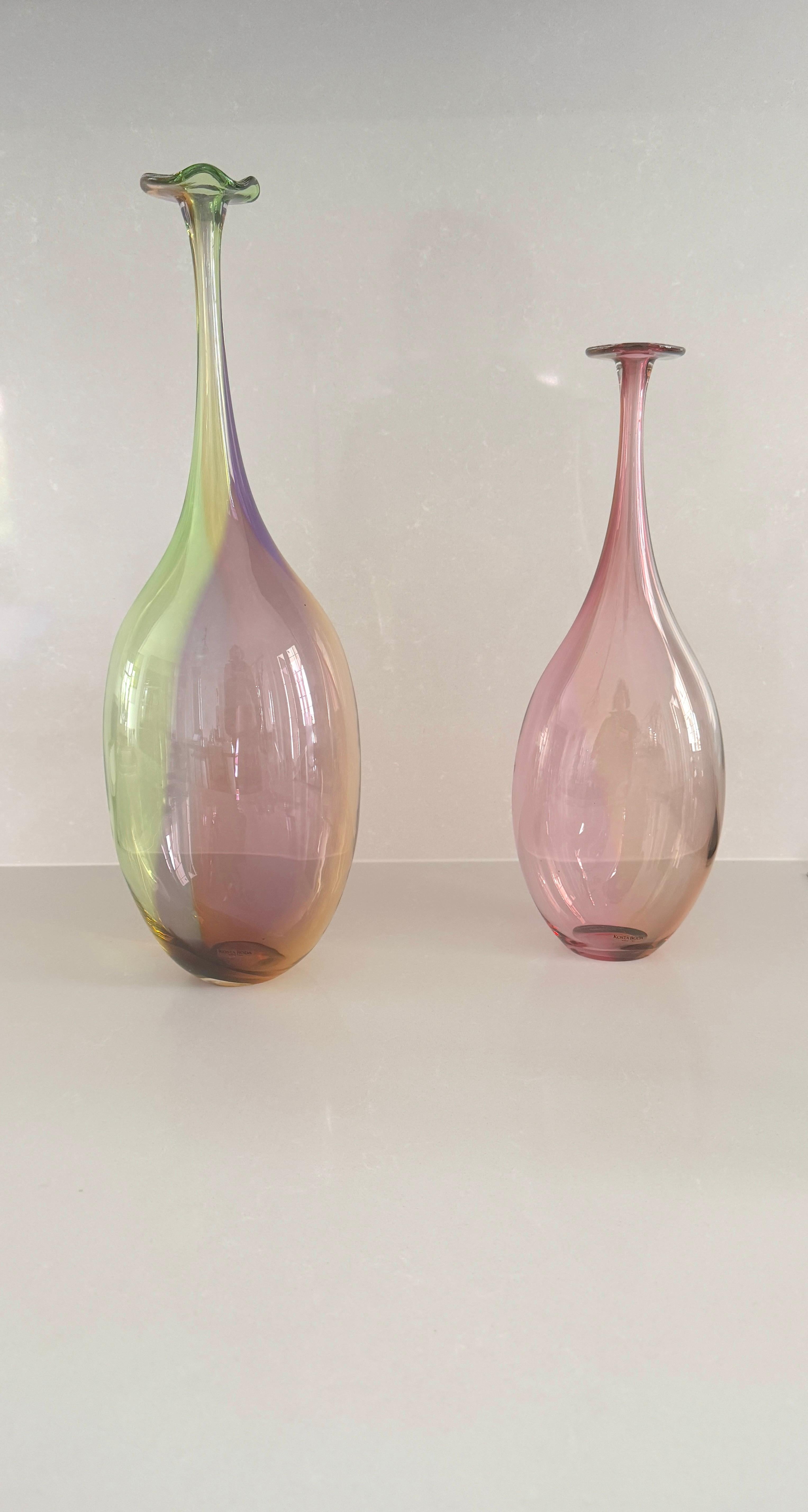 Kjell Engman, Coppia di bottiglie mod. Fidji multi color, prod. Kosta Boda in vendita 4