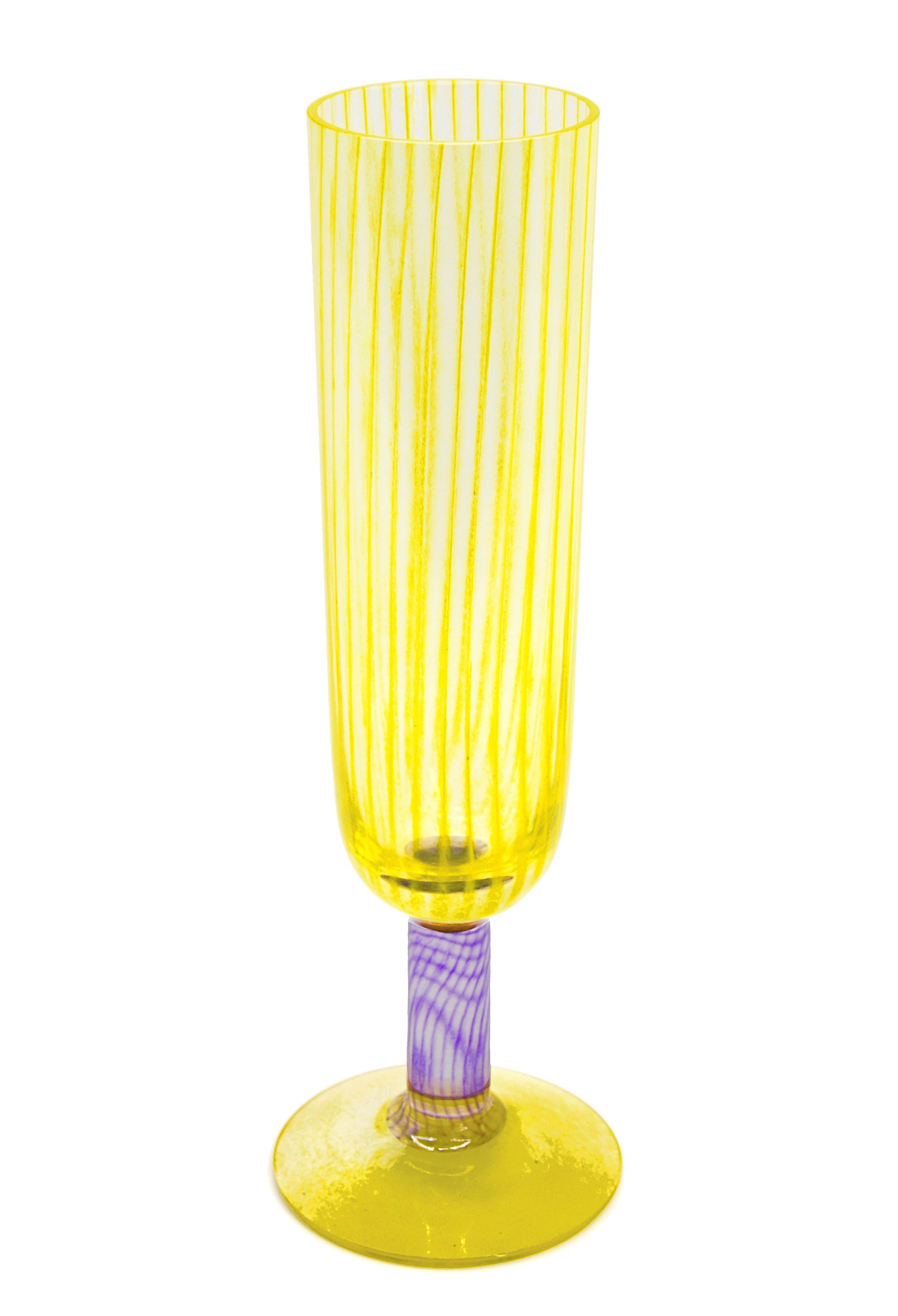 Flötenvase von Kjell Engman bei Kosta-Boda, Schweden, 1999. Filigranes Glas mit gelbem Sockel und Körper, lila Bein. Maße: Höhe 25 cm (9.85