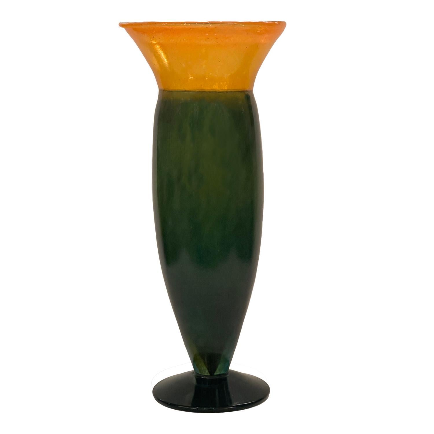 Ce vase en verre d'art suédois aux couleurs vives, fabriqué à la main par le verrier Kjell Engman pour le compte de l'entreprise de renommée internationale, apportera une touche artistique et de charme à votre décoration intérieure.  maison de verre