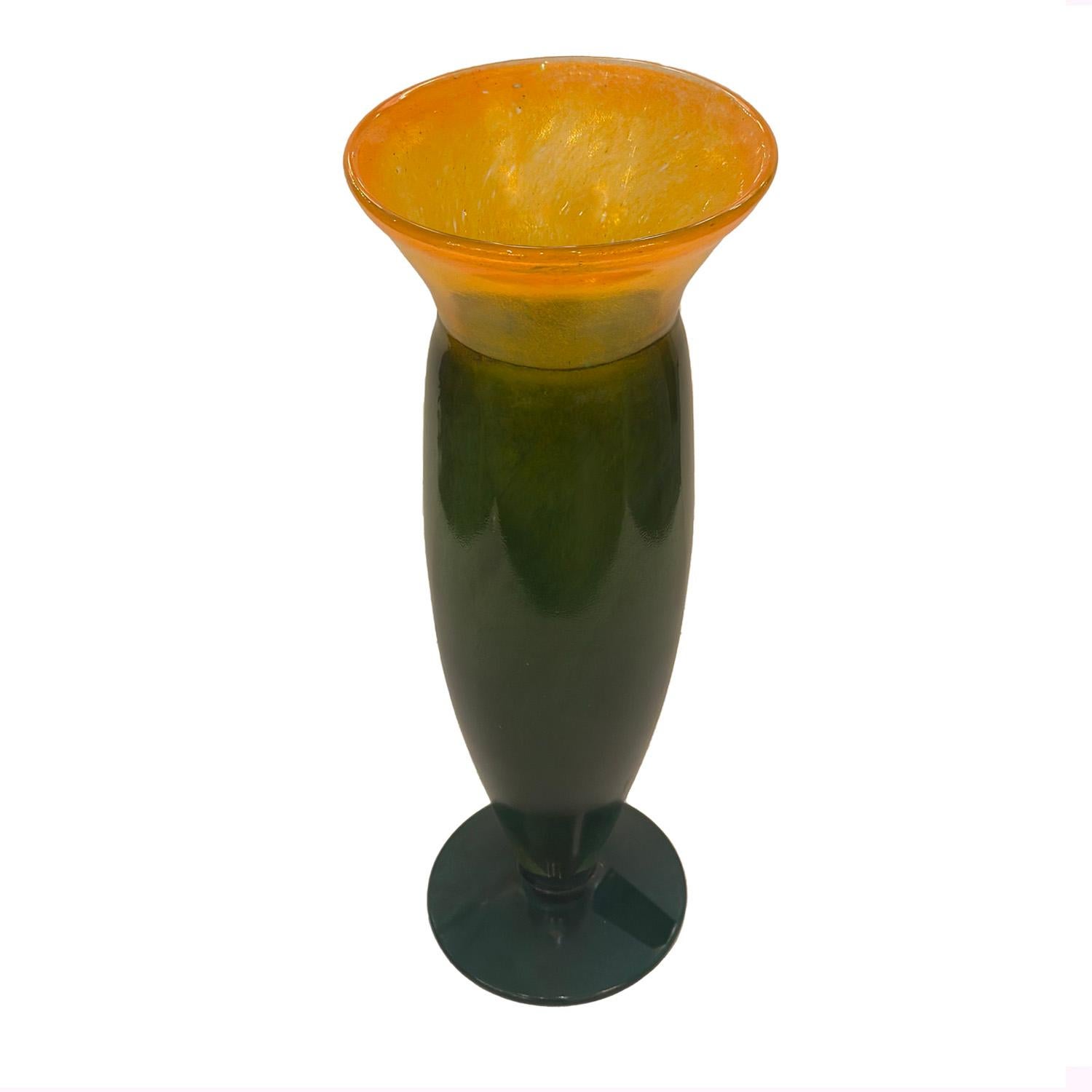 Mouvement esthétique Vase en verre d'art suédois à lèvres évasées Kjell Engman pour Kosta Boda en vente