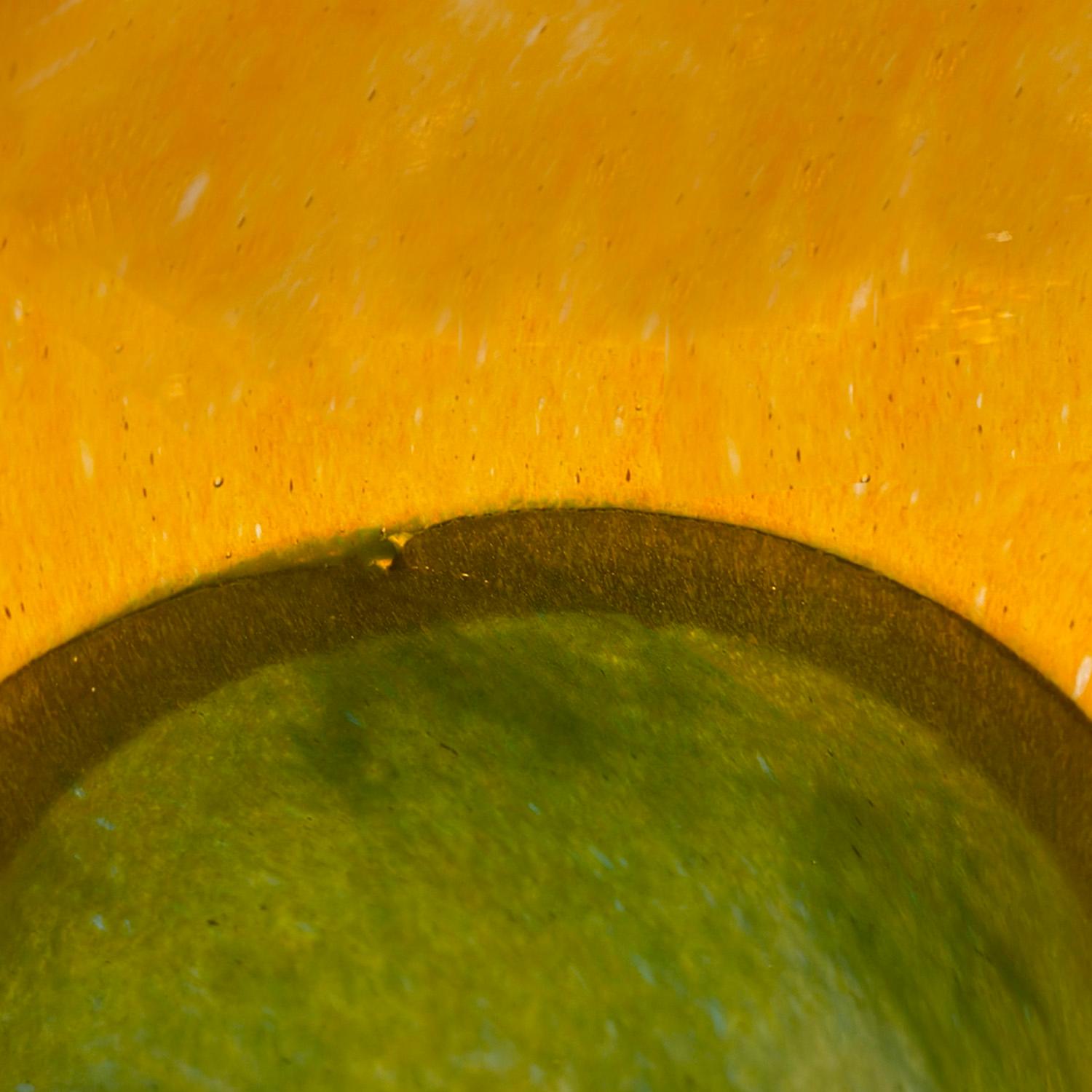 Vase en verre d'art suédois à lèvres évasées Kjell Engman pour Kosta Boda Excellent état - En vente à New York, NY