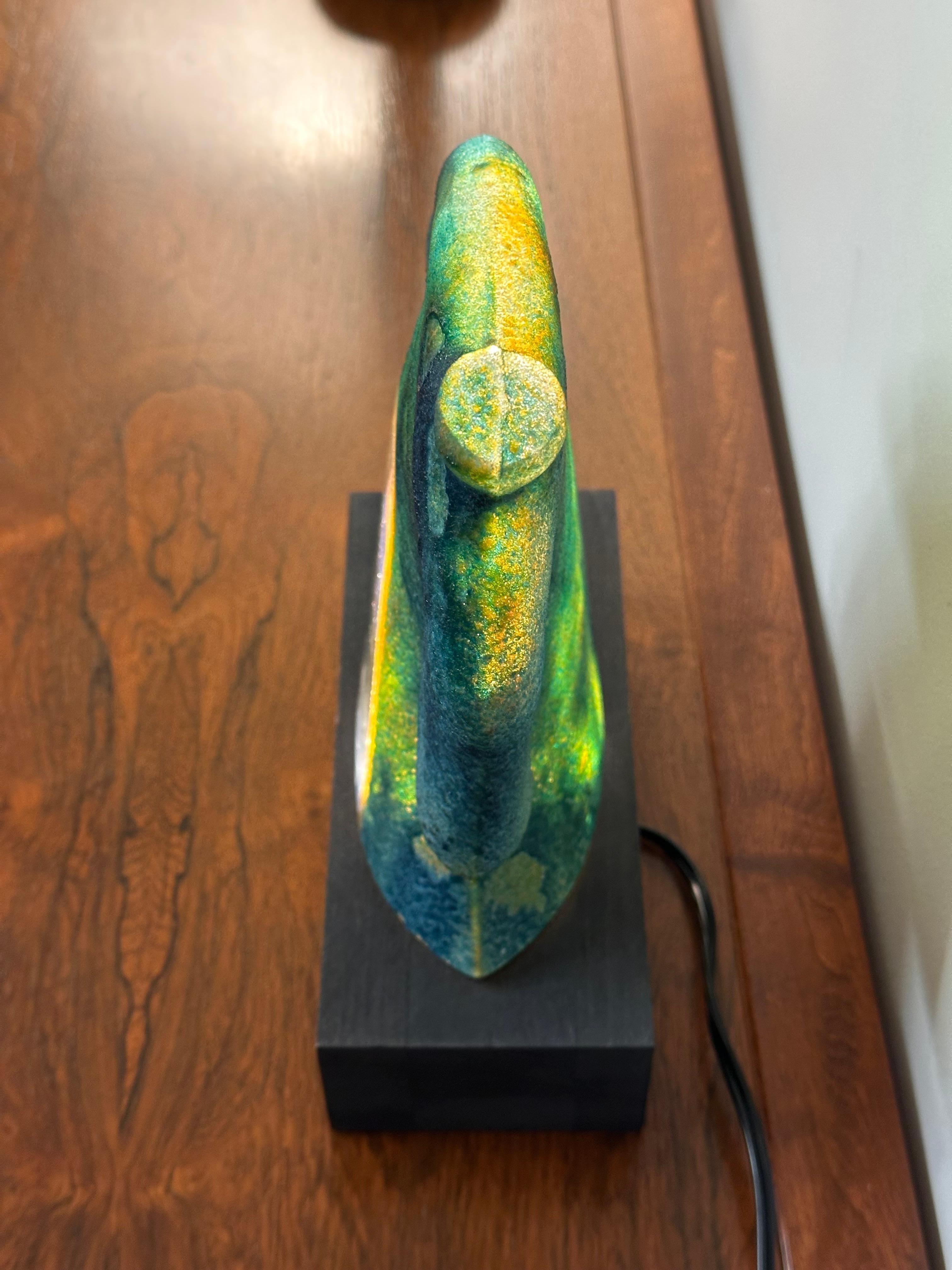 Escultura de vidrio artístico Kjell Engman Kosta Boda sobre base iluminada en venta 4