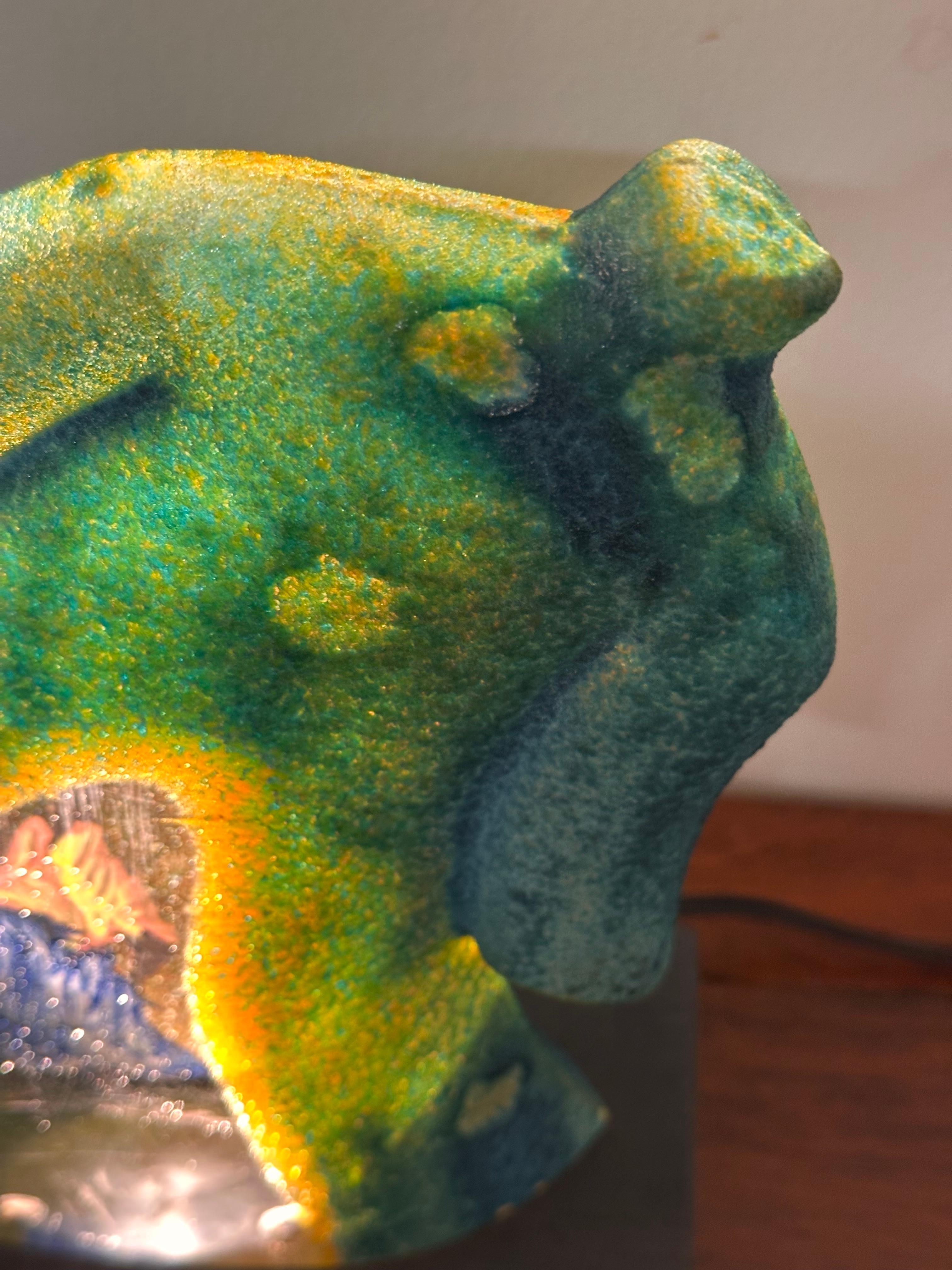 Escultura de vidrio artístico Kjell Engman Kosta Boda sobre base iluminada en venta 5