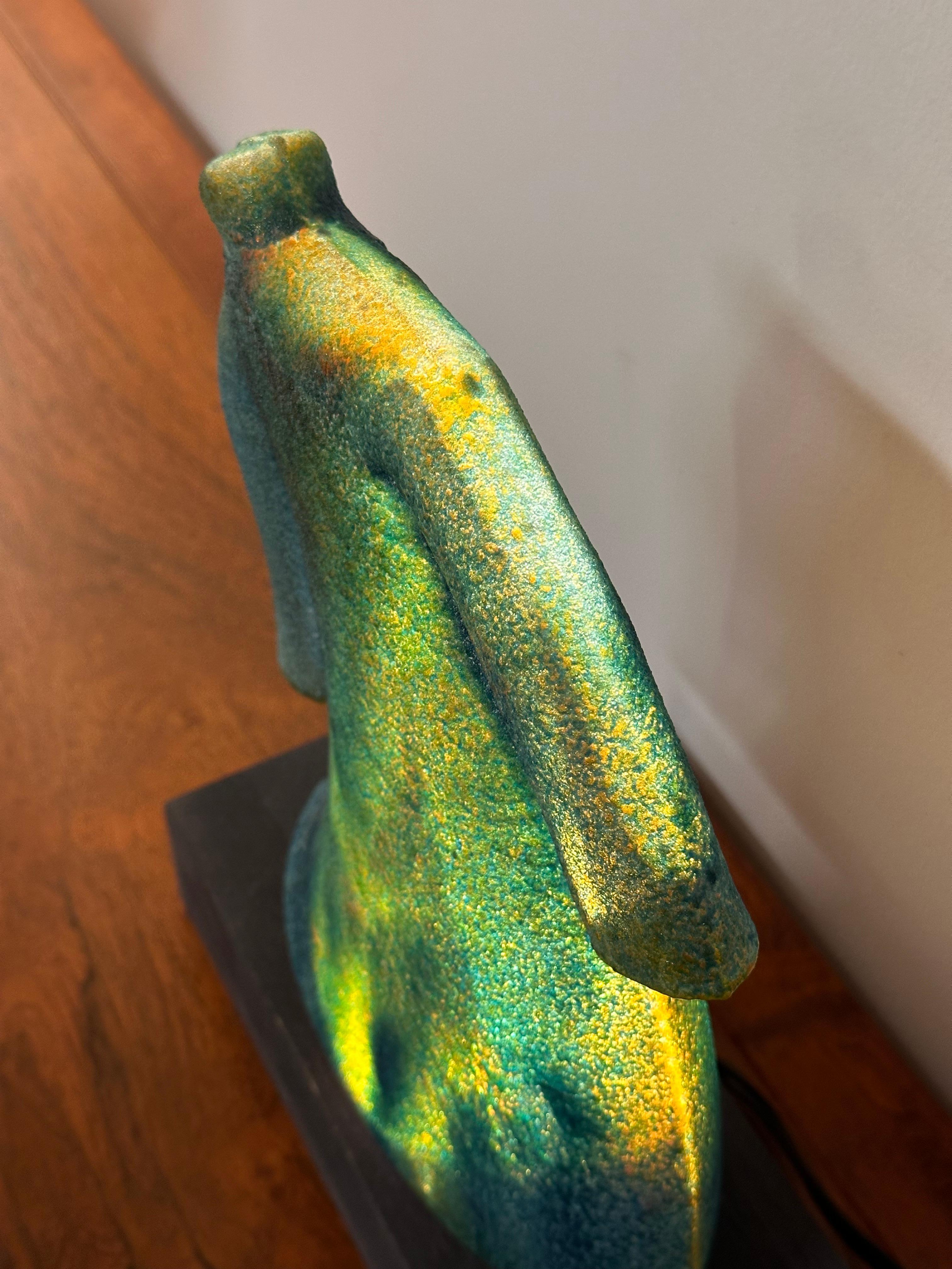 Escultura de vidrio artístico Kjell Engman Kosta Boda sobre base iluminada en venta 6