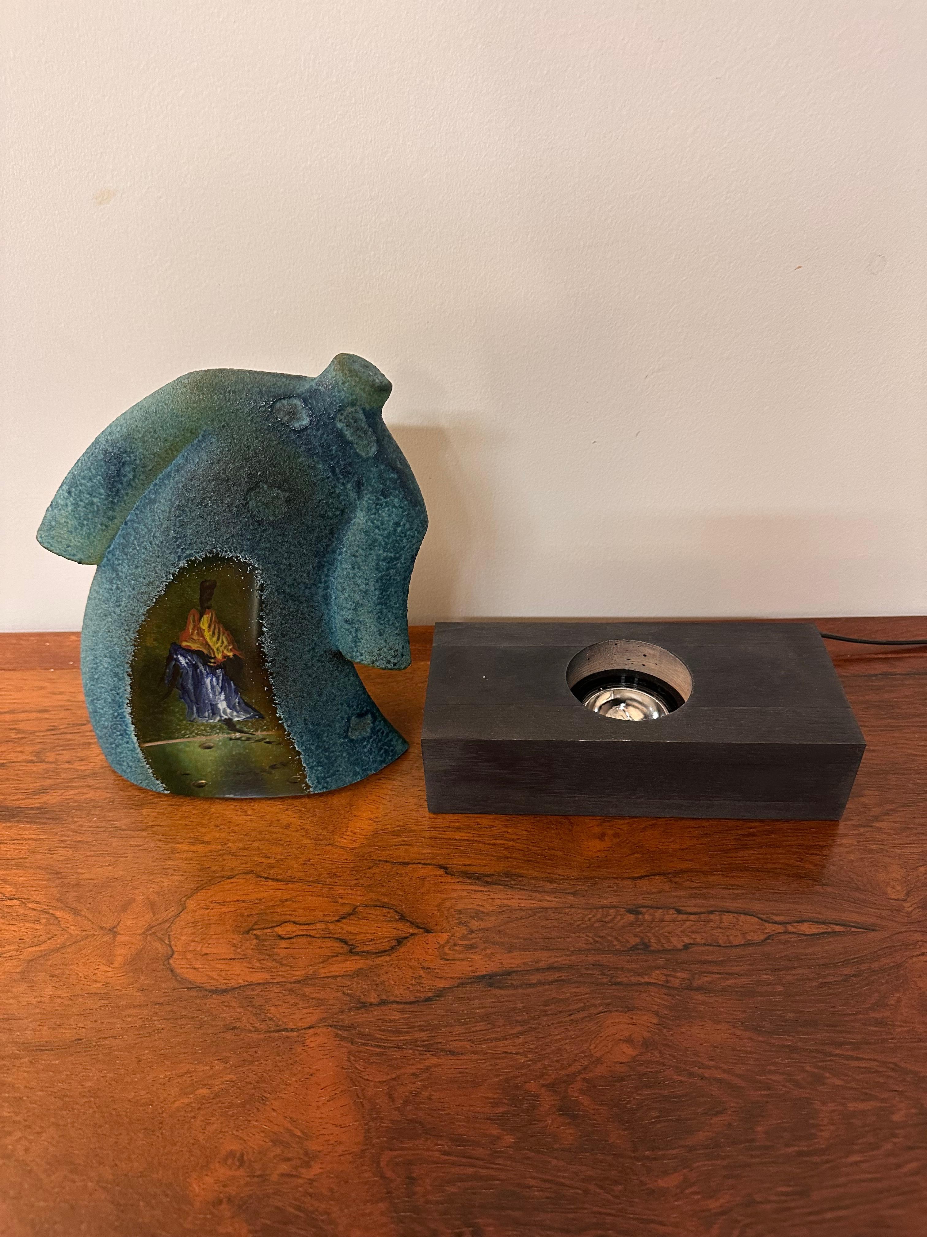 Escultura de vidrio artístico Kjell Engman Kosta Boda sobre base iluminada en venta 10