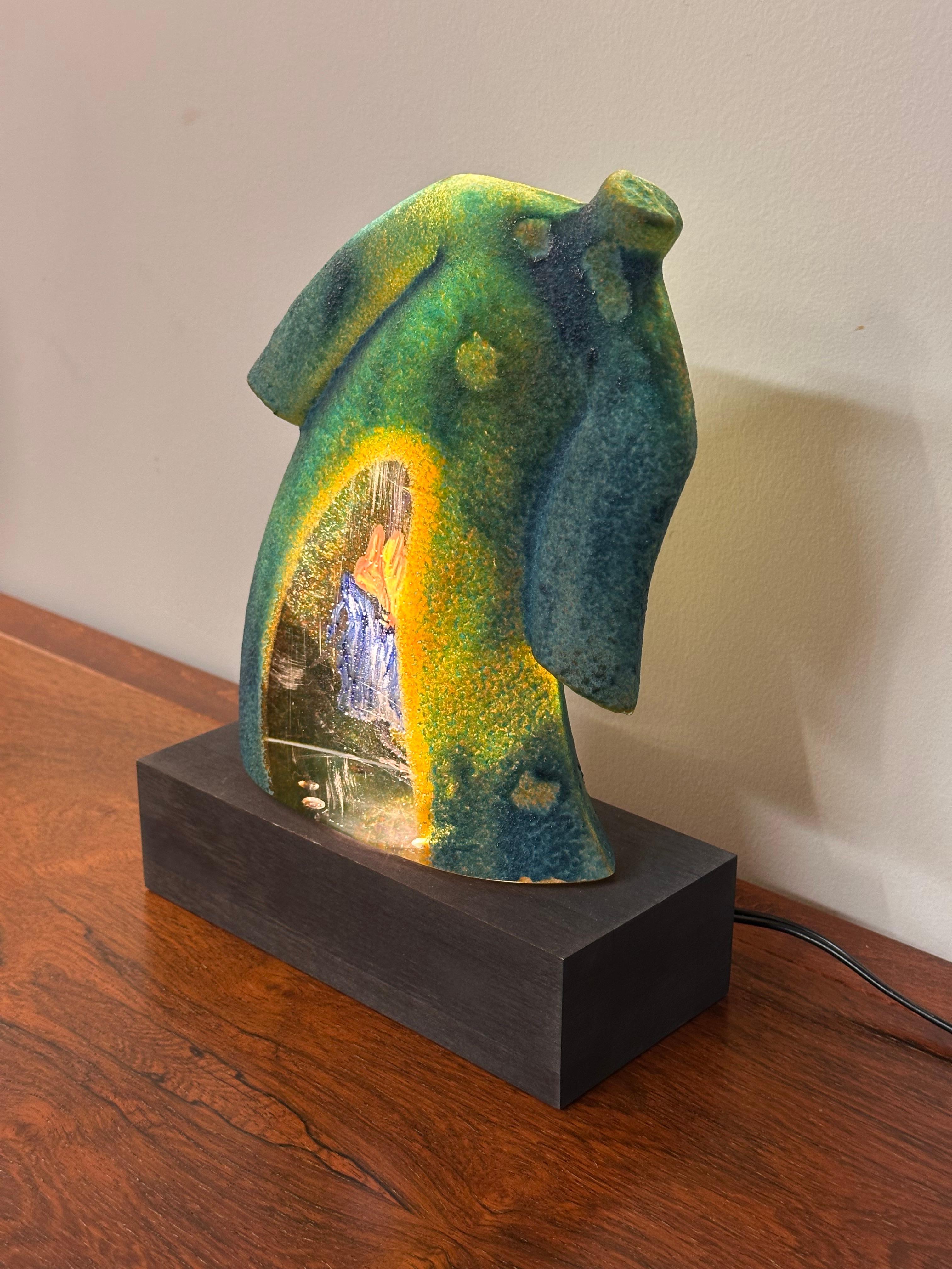 Escultura de vidrio artístico Kjell Engman Kosta Boda sobre base iluminada en Bueno estado para la venta en Skokie, IL
