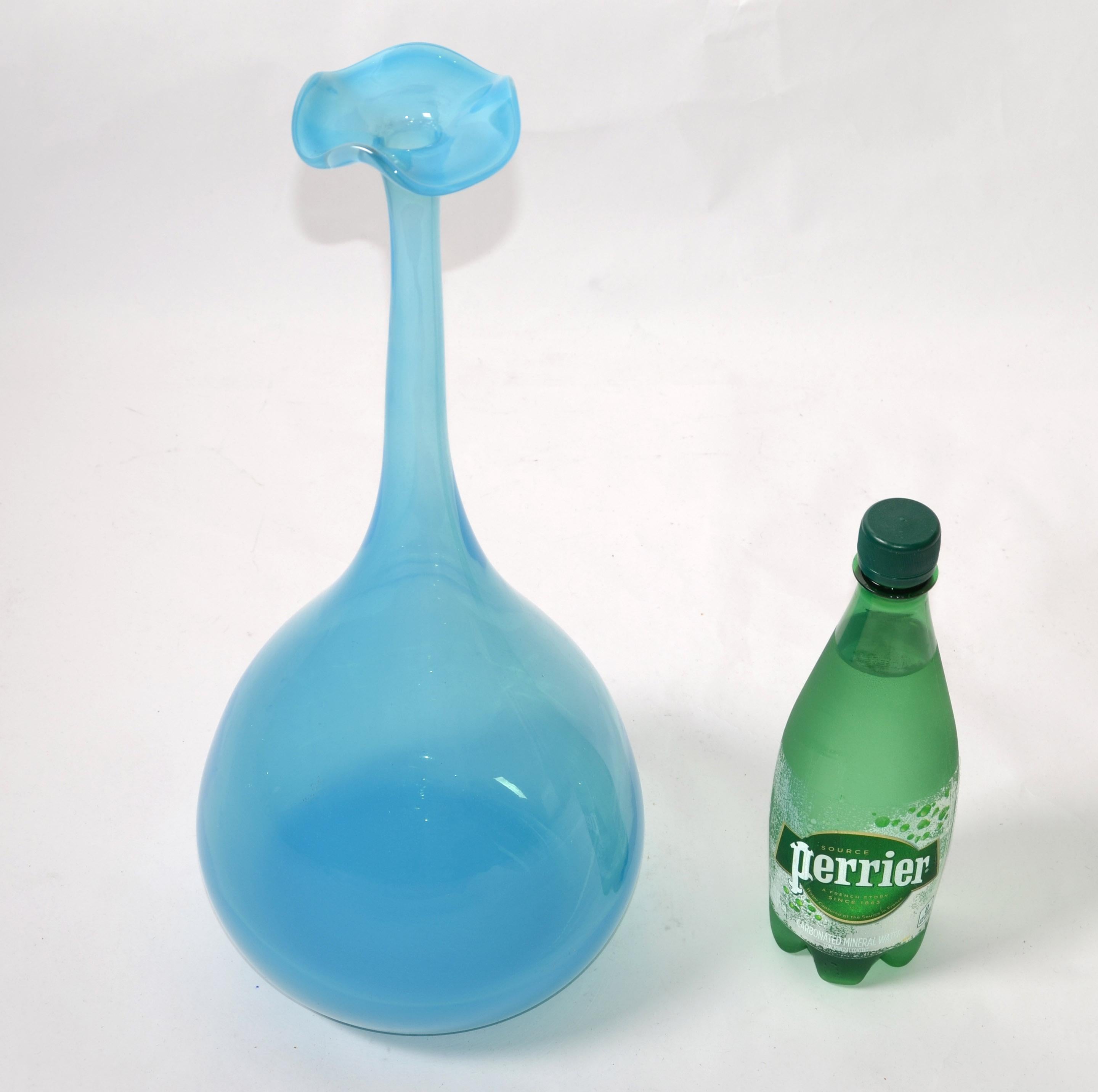 Kjell Engman Jarrón de cristal azul estilo Kosta Boda Bud Art escandinavo moderno 1990 en Bueno estado para la venta en Miami, FL