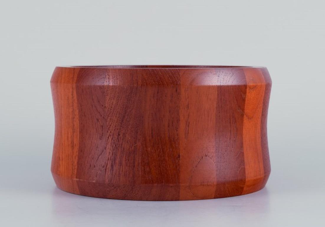 Kjeni, Dänemark. Schale aus Teakholz. 
Fingergelenke. 
Schöne Holzmaserung und Farbvariationen. 
Dänisches Design. Aus den 1970er Jahren.
In perfektem Zustand.
Label.
Abmessungen: Höhe 11,0 cm x Durchmesser 20,5 cm.