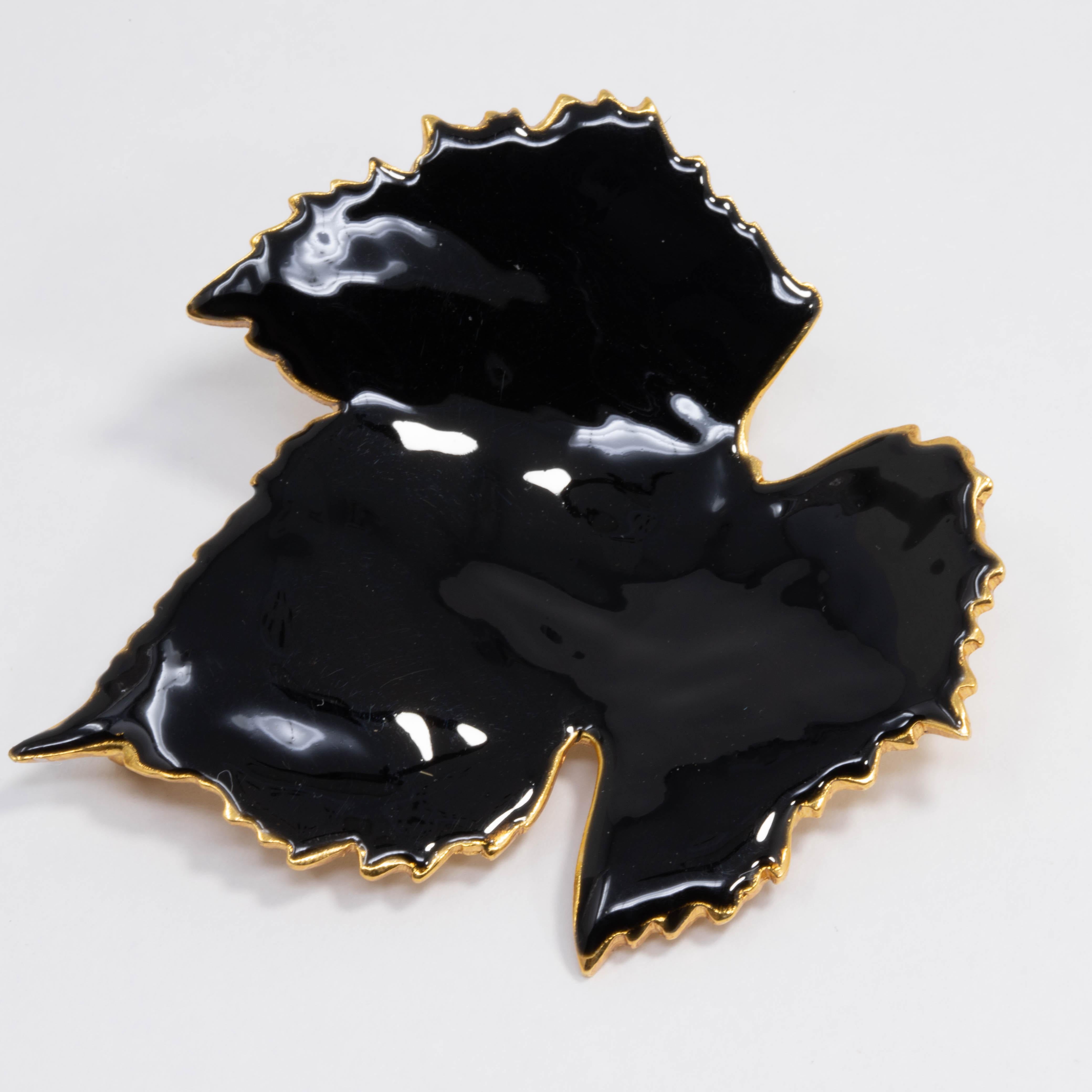 A golden grape vine leaf painted with glossy black enamel.

Gold plated. Pin brooch by Oscar de la Renta

Tags, Marks, Hallmarks: Oscar de la Renta, Made in USA