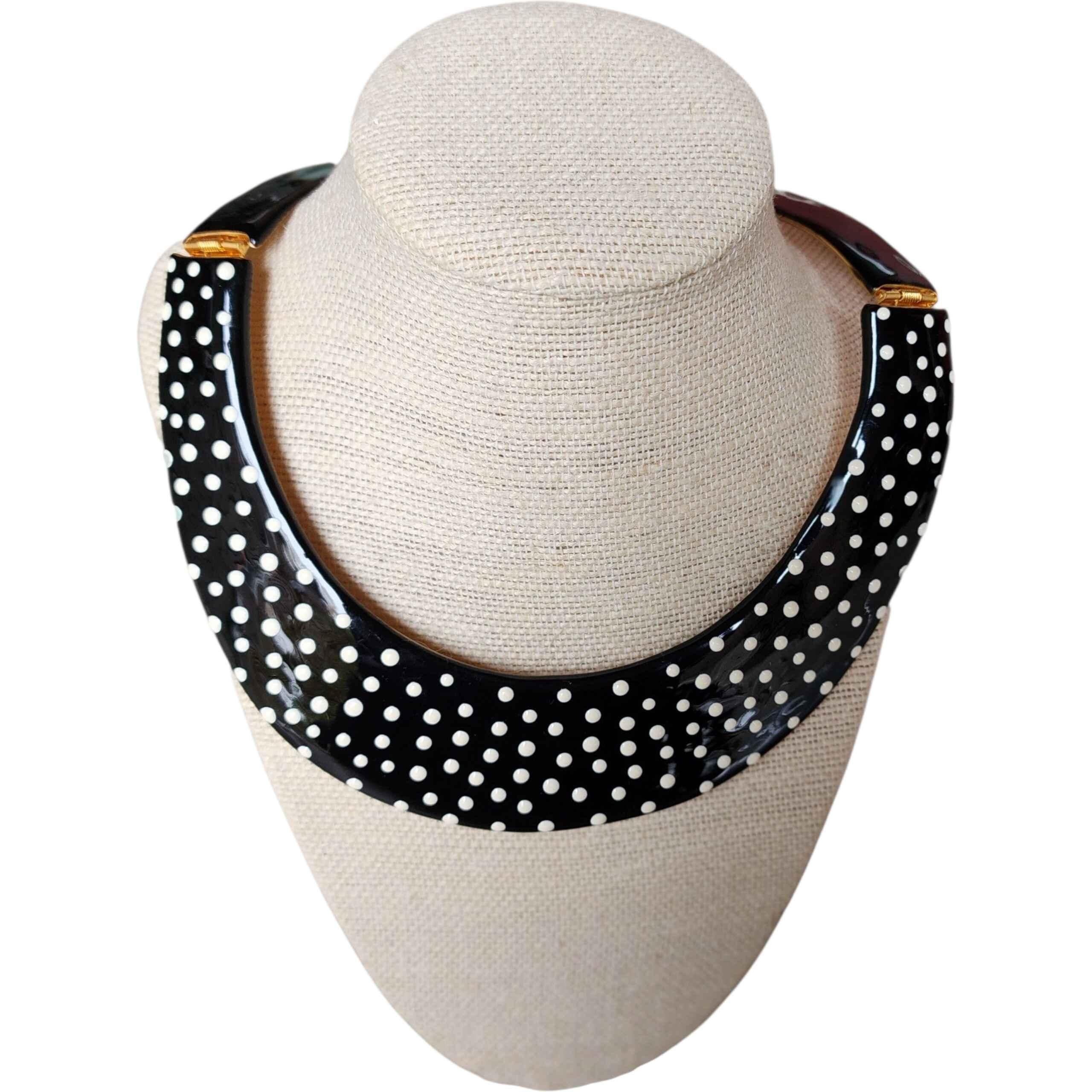 Una straordinaria e iconica collana vintage di KJL, realizzata in smalto nero lucido e dipinta a mano con nitidi pois bianchi. Questo audace design di metà secolo mette in mostra il caratteristico mix di fascino giocoso ed eleganza couture di