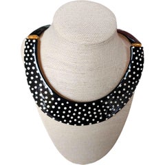 KJL Kenneth Jay Lane Schwarz-Weiß gepunktetes Emaille-Halsband