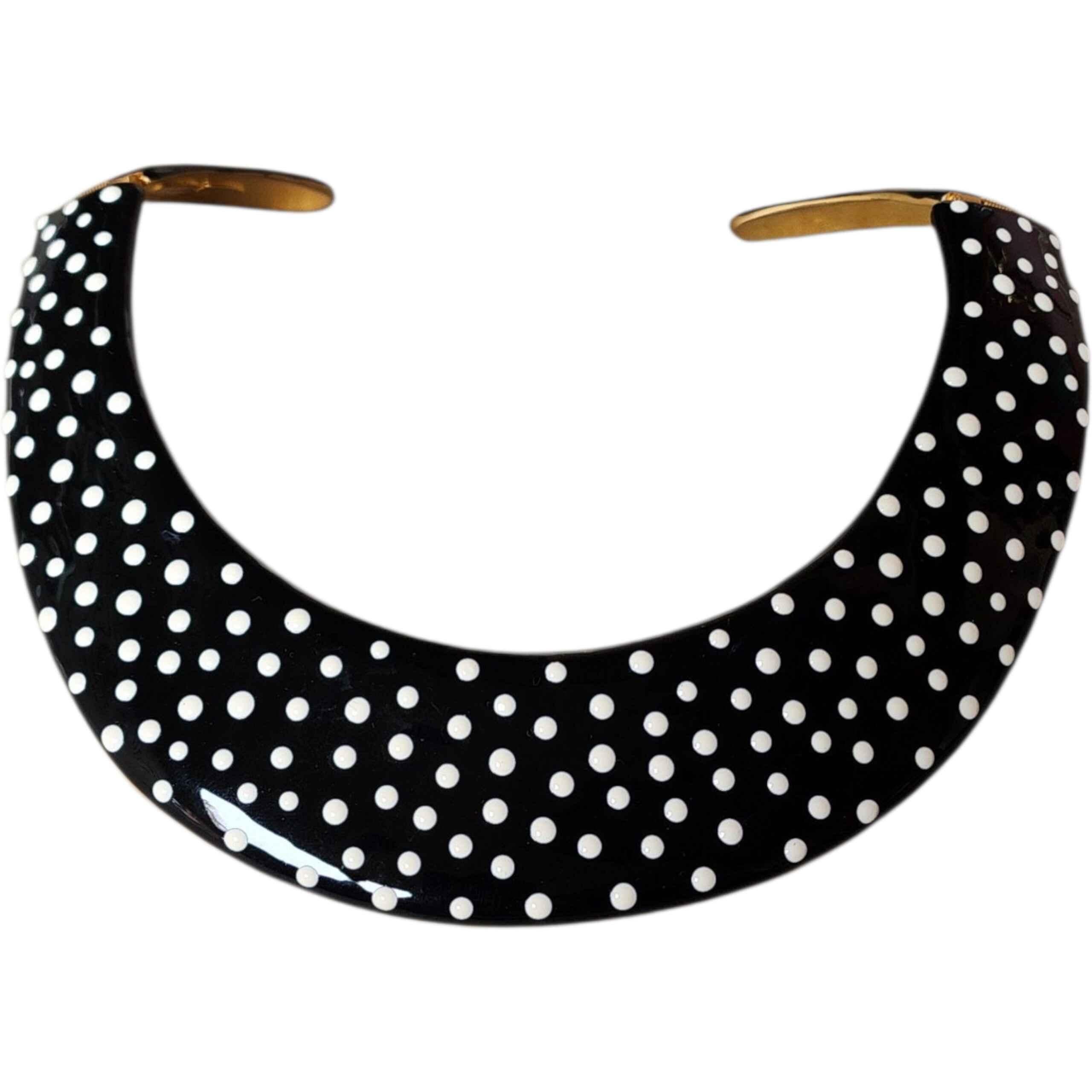 Perlina KJL Kenneth Jay Lane Collana con colletto smaltato a pois bianco e nero in vendita