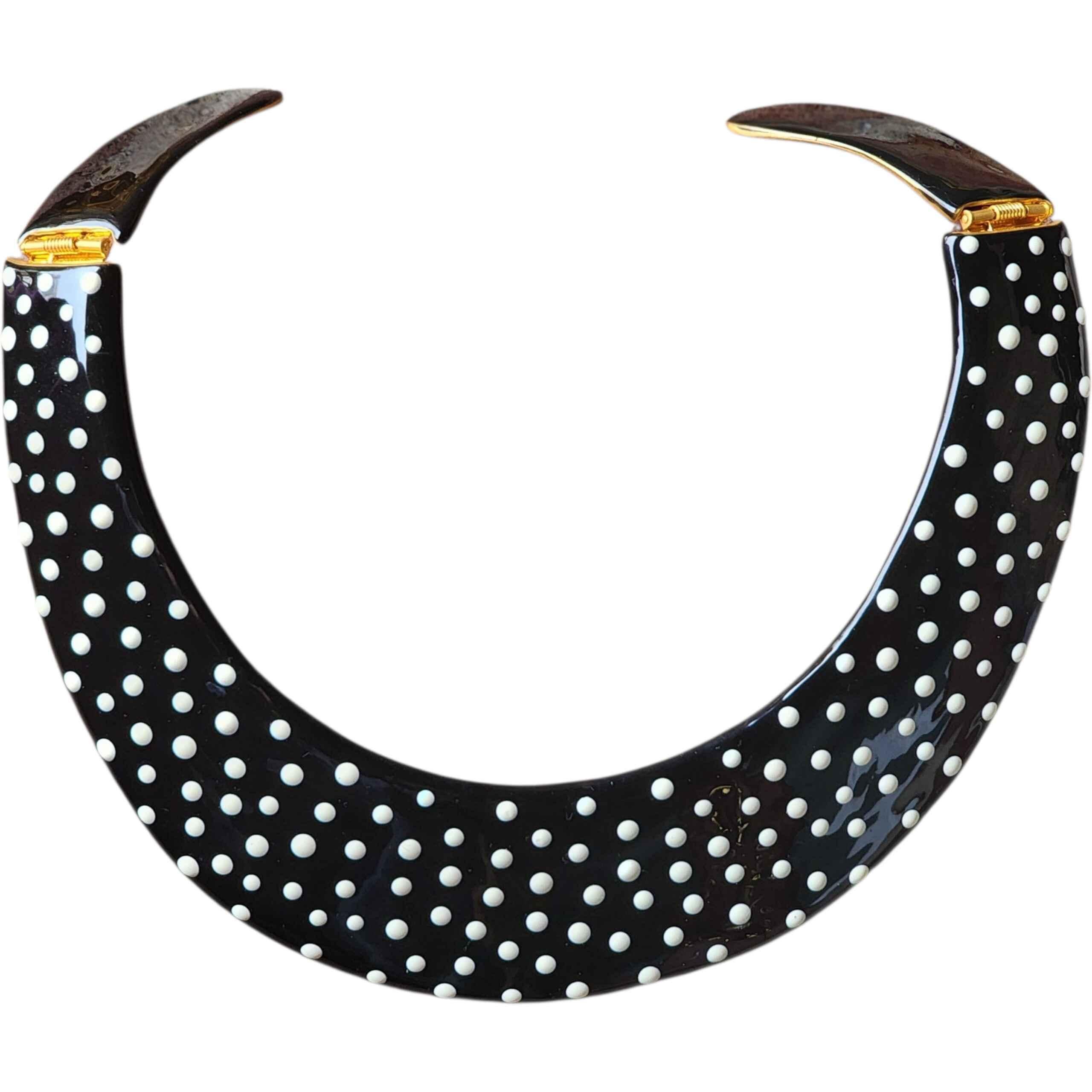 KJL Kenneth Jay Lane Collana con colletto smaltato a pois bianco e nero In condizioni Nuovo in vendita a Milford, DE