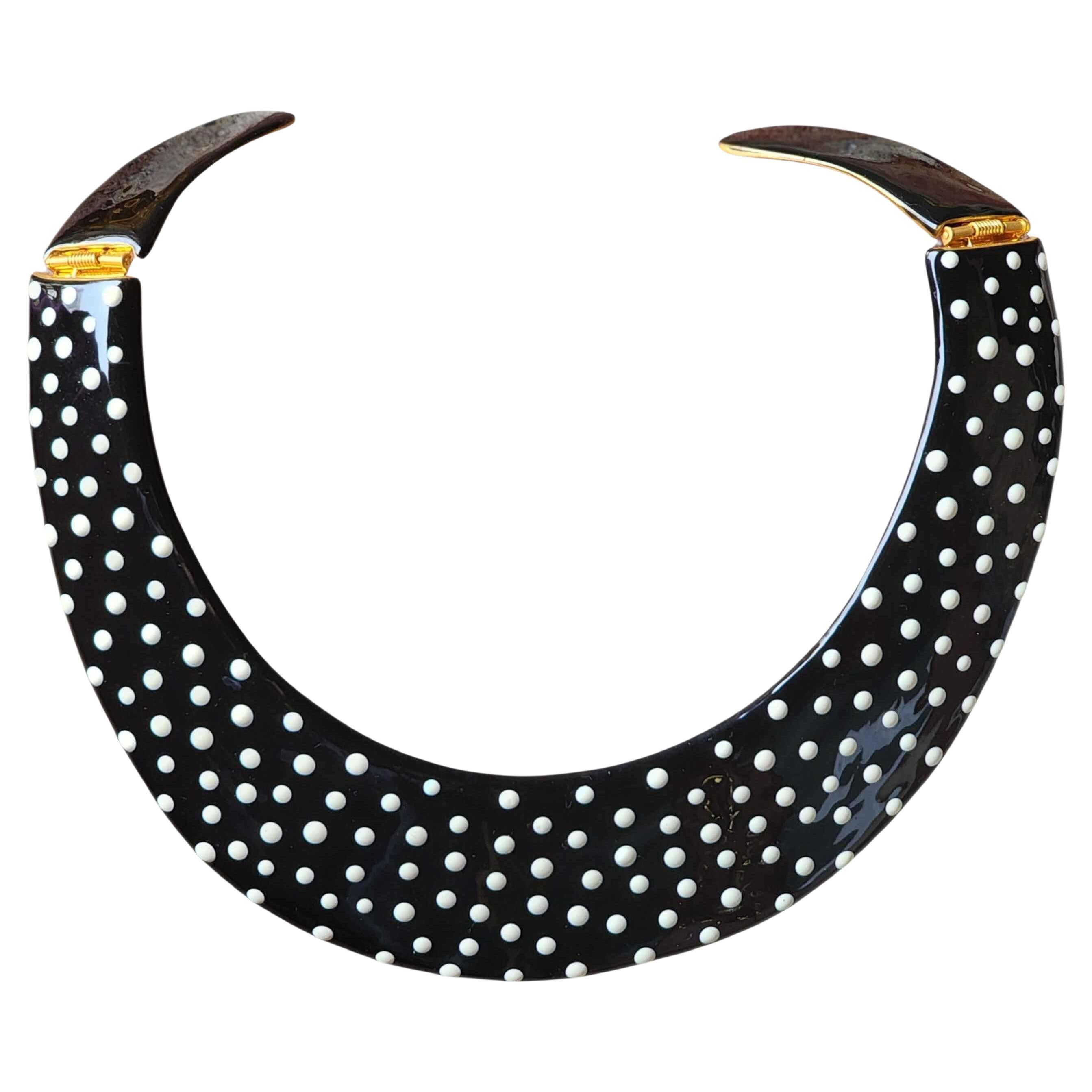 KJL Kenneth Jay Lane Collana con colletto smaltato a pois bianco e nero