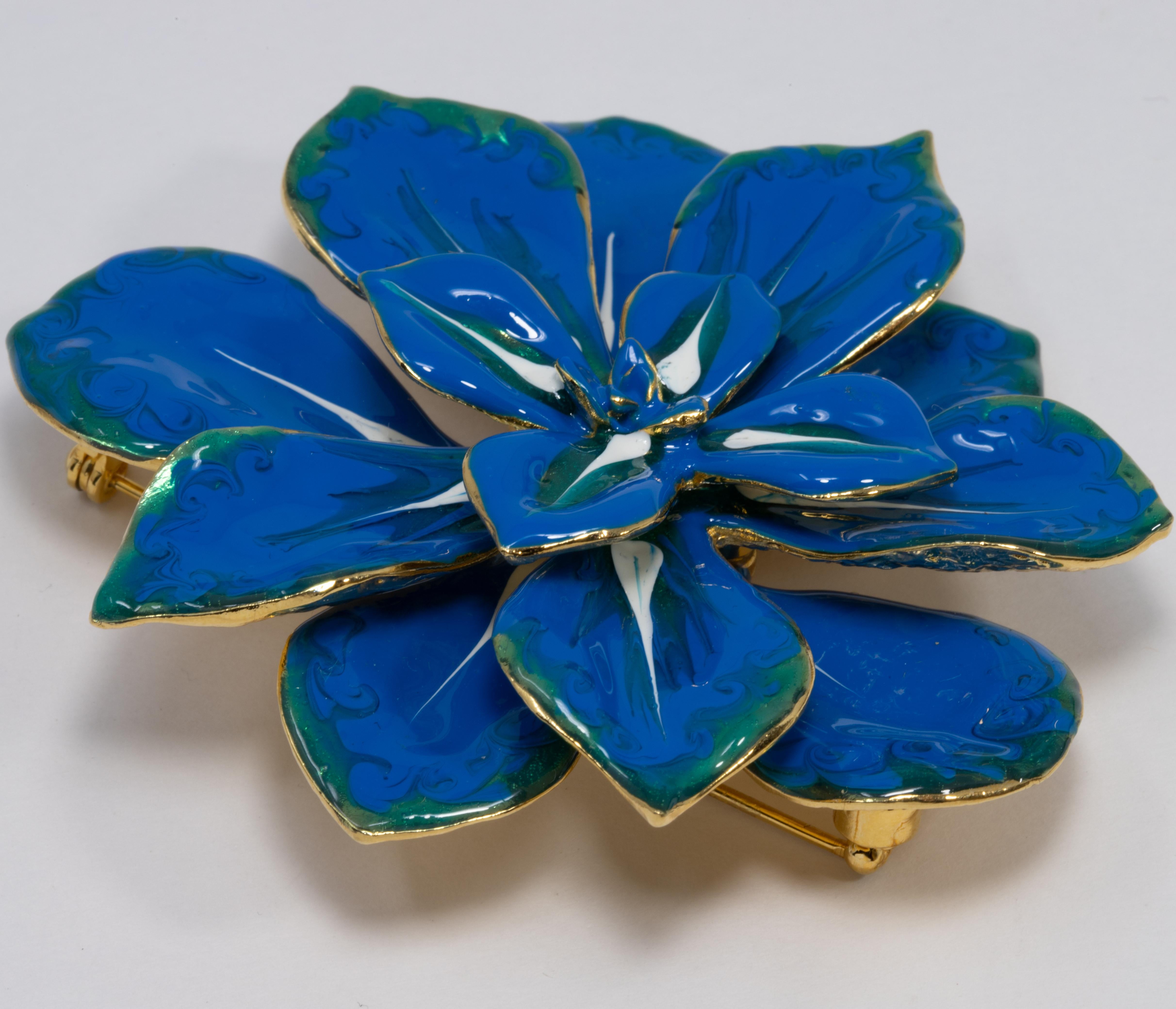 KJL Kenneth Jay Lane Blooming Flower Blue and White Enamel Pin Brooch in Gold In New Condition For Sale In Milford, DE