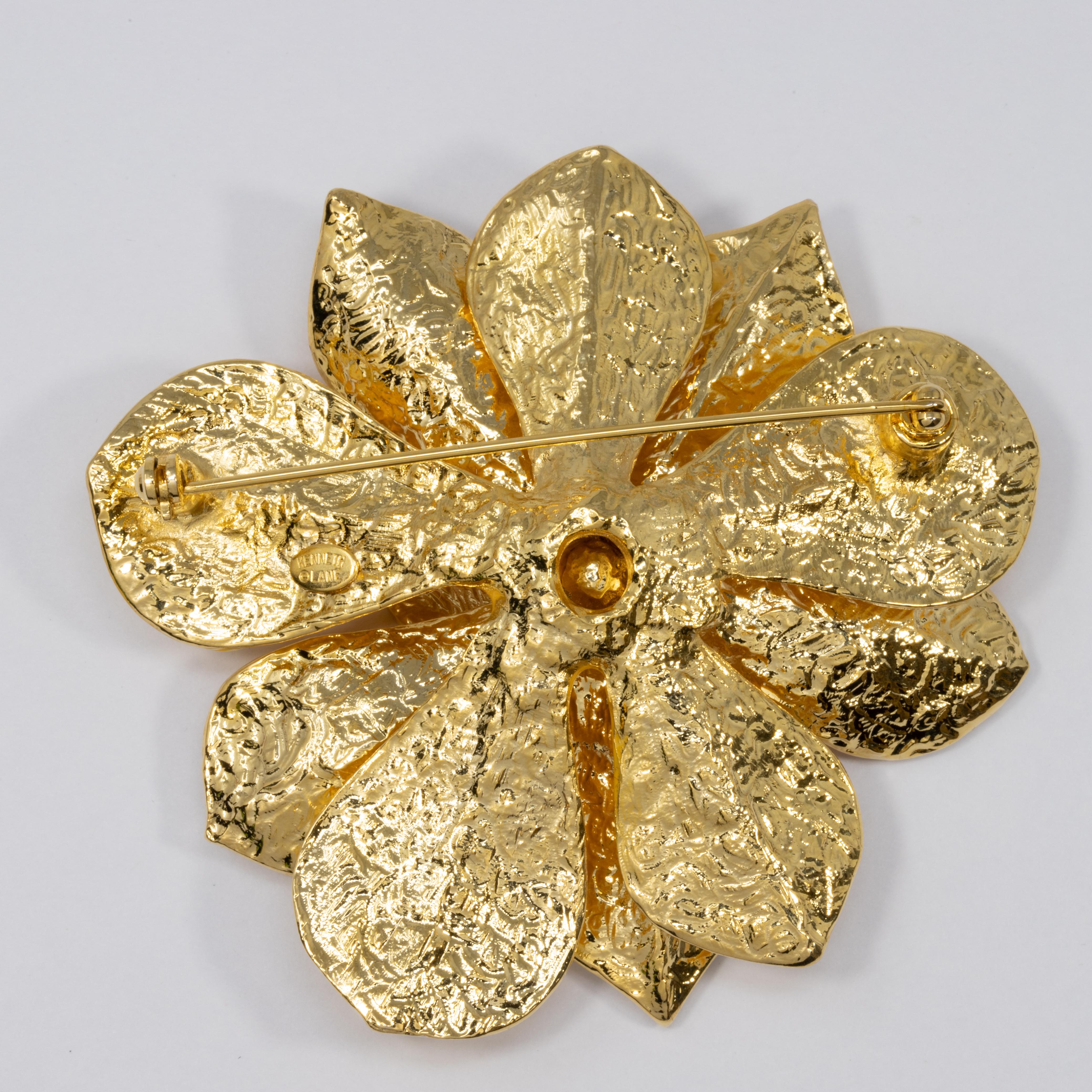 Femenino o masculino KJL Kenneth Jay Lane Broche de esmalte amarillo y blanco Flor floreciente en oro en venta