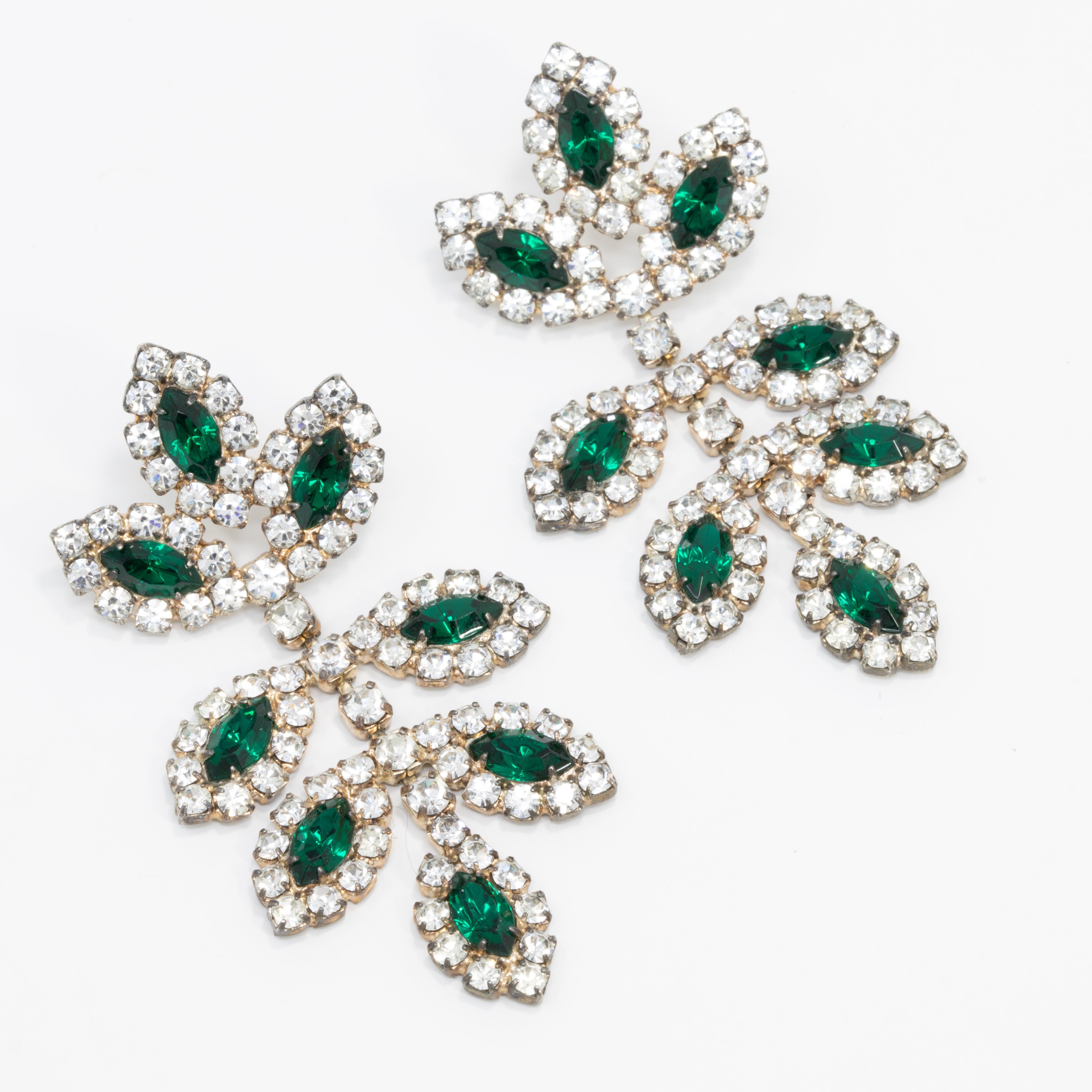 Vintage dramatic and dazzling drop design that sparkles with emerald and clear rhinestones earrings. A vintage pair of earrings from Kenneth Jay Lane!

Rhodium Plated. Post backs.

Tags, Marks, Hallmarks: None 