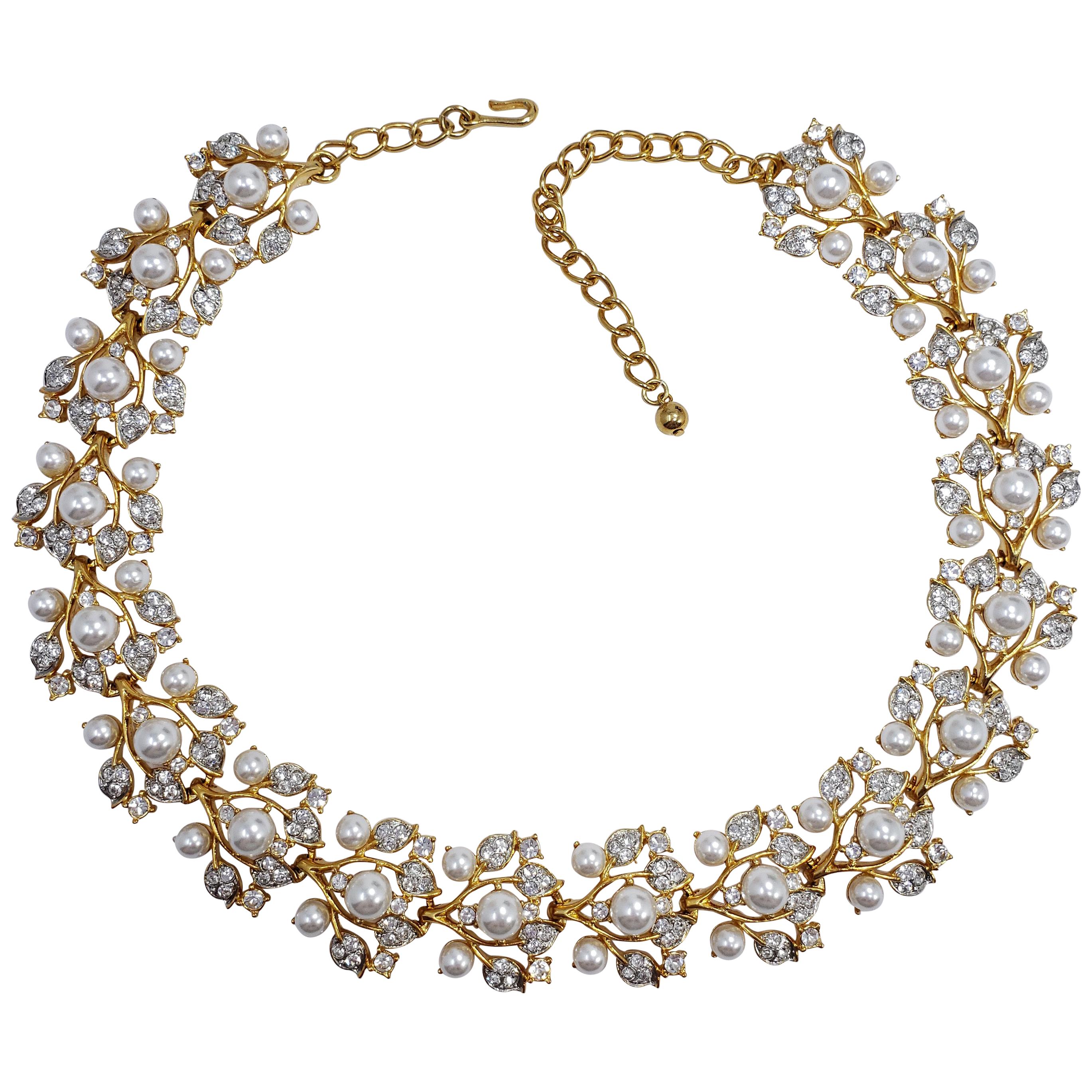 KJL Kenneth Jay Lane, collier à maillons à fleurs en or, cristal et fausse perle