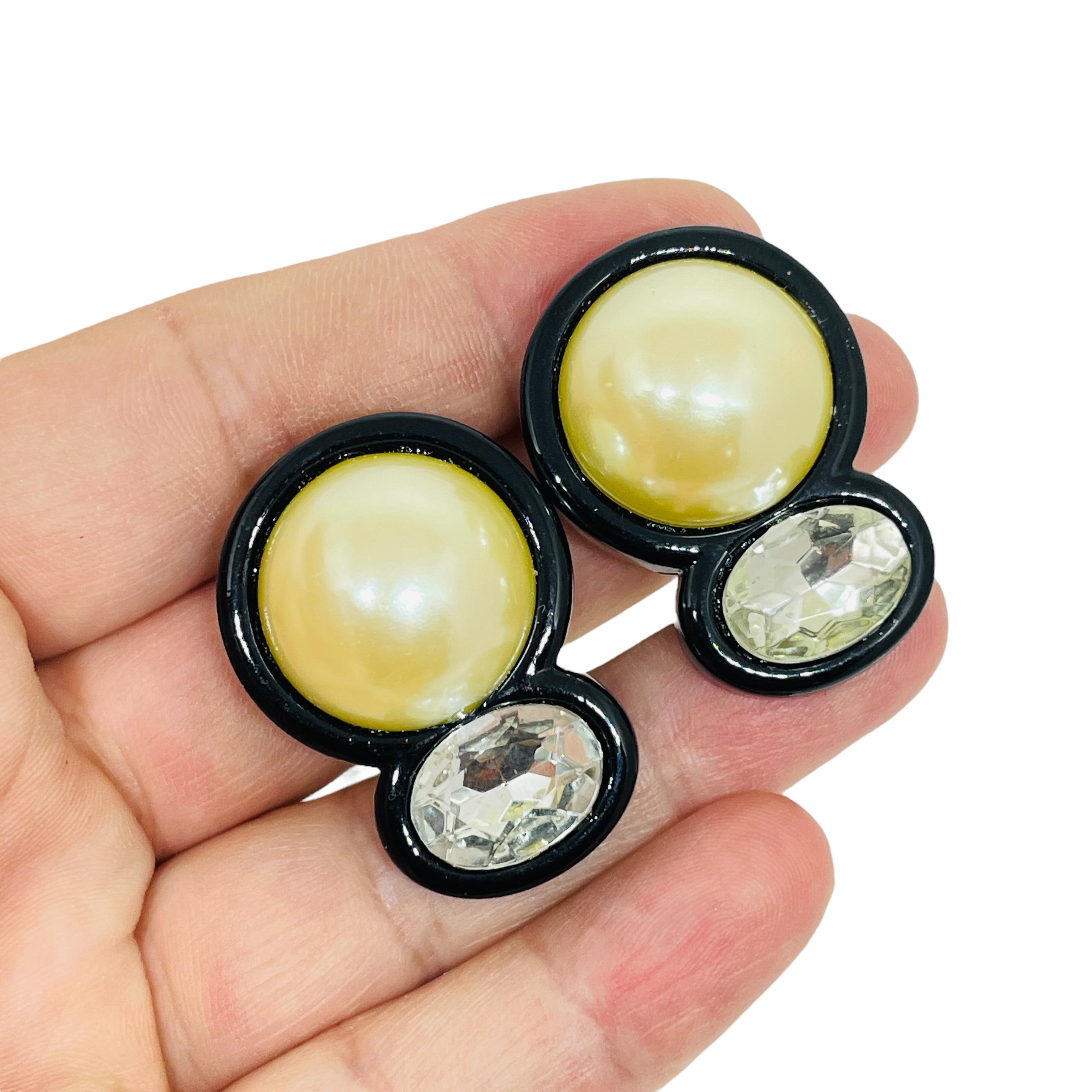 KJL KENNETH JAY LANE - Boucles d'oreilles à clip en or, émail noir, perles de verre et design Pour femmes en vente