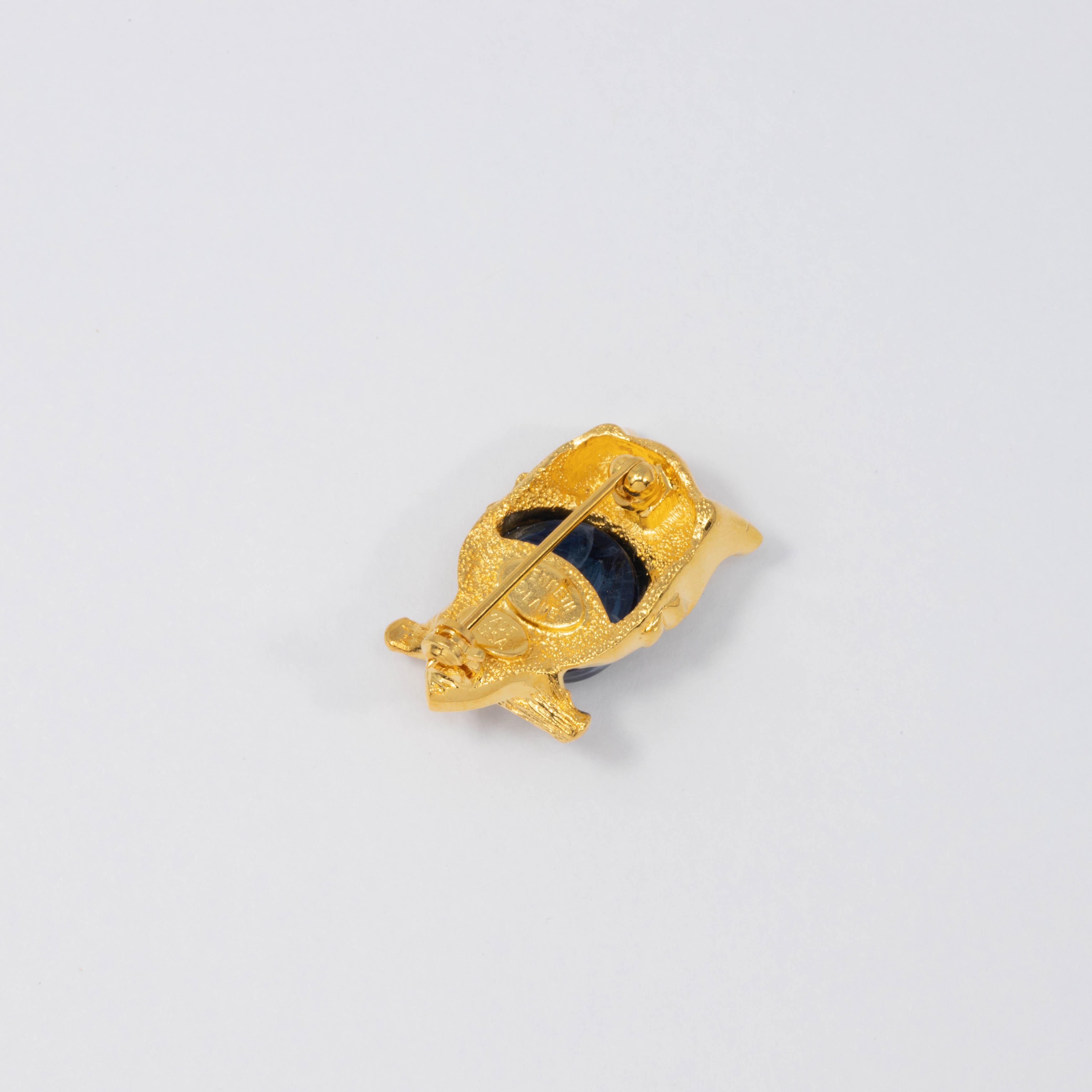 Moderne KJL Kenneth Jay Lane Broche en or et cristal représentant sa propre épingle, cabochon en forme de cloche de gelée bleue en vente