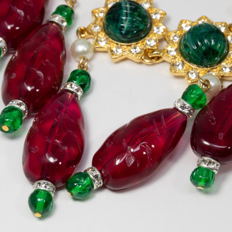 KJL Kenneth Jay Lane Red and Green Drop Accents Necklace w Faux Pearls, Crystals In New Condition For Sale In Milford, DE