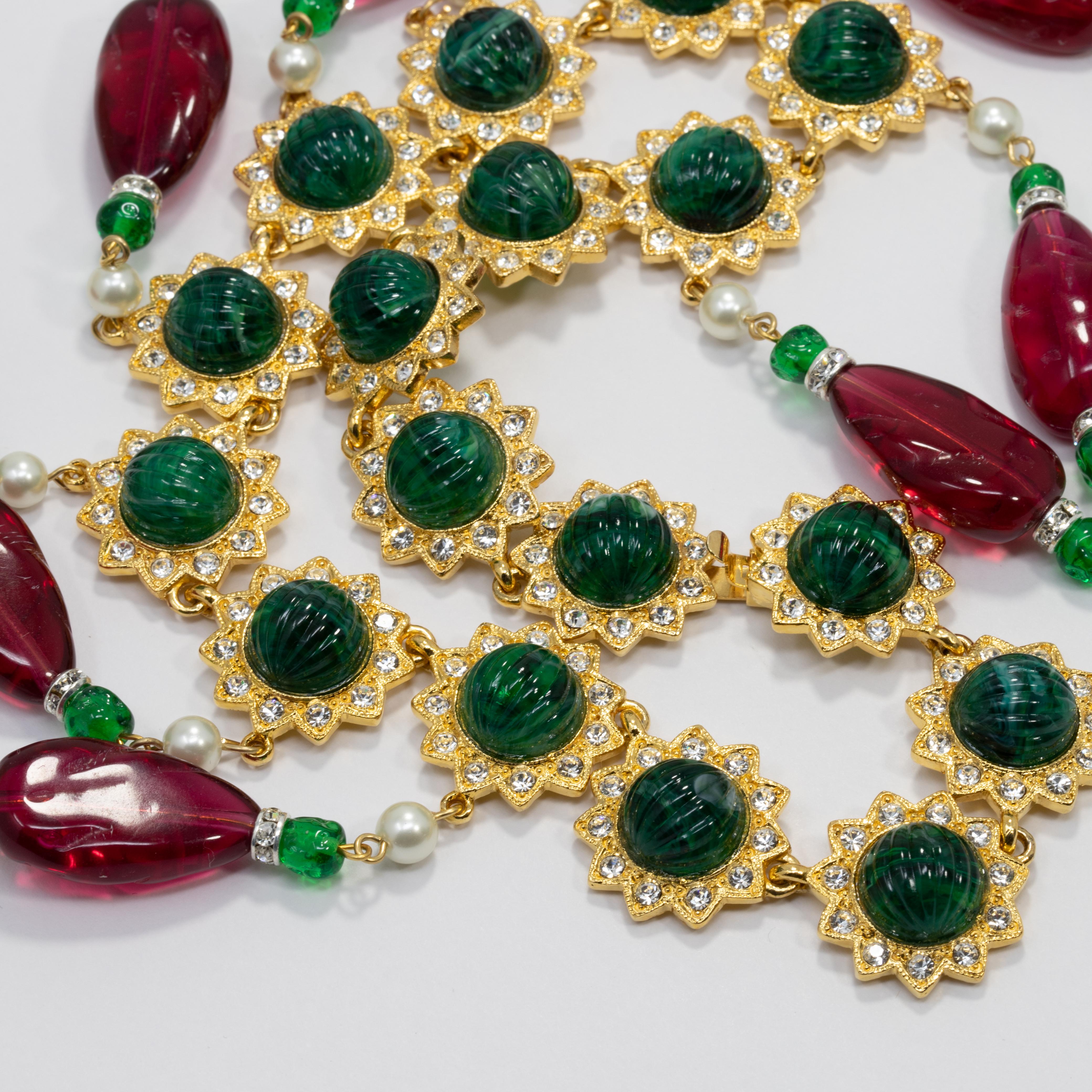 KJL Kenneth Jay Lane Halskette mit roten und grünen Tropfen-Akzenten und Kunstperlen, Kristallen für Damen oder Herren im Angebot