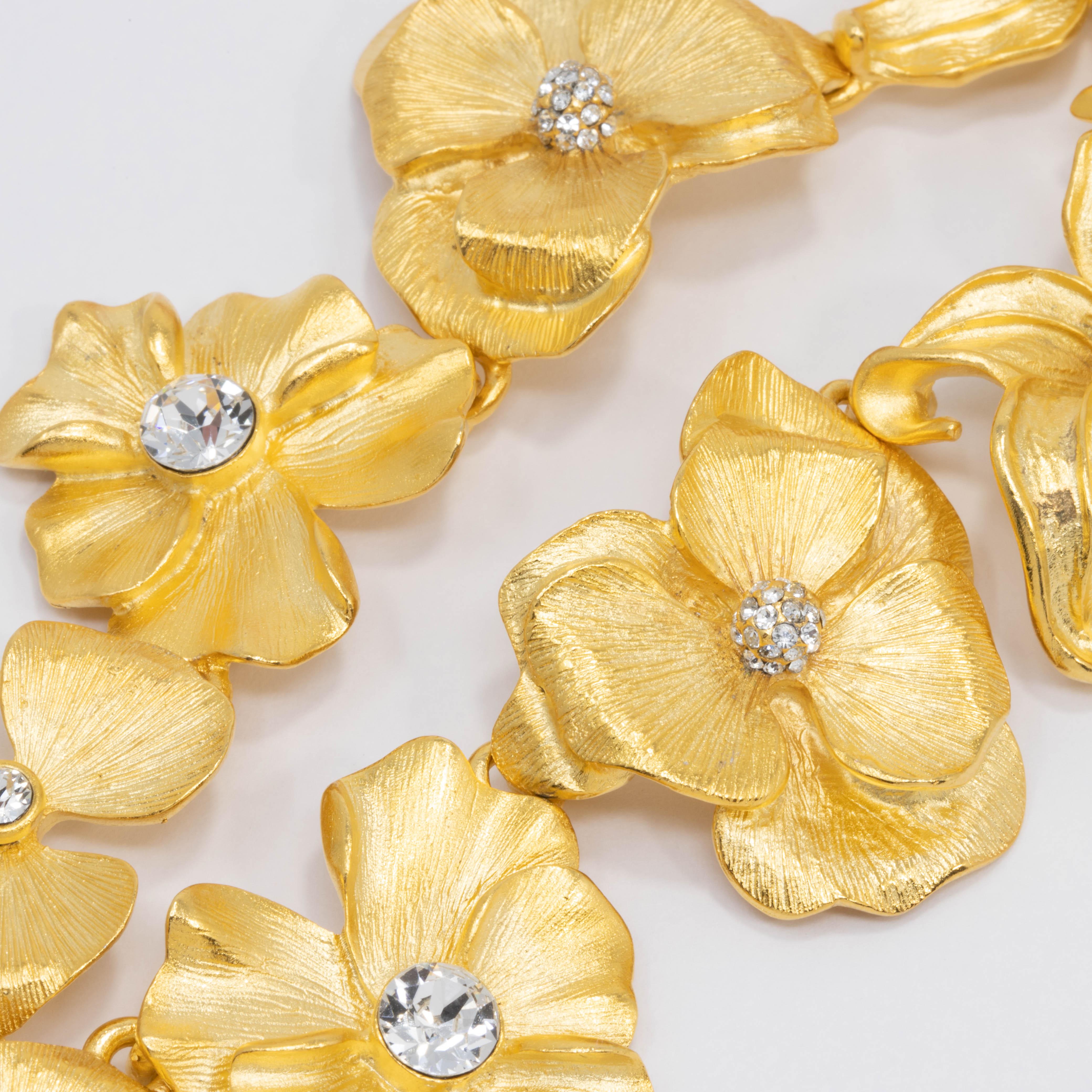 Moderne KJL Kenneth Jay Lane Collier à fleurs en or satiné, centres en cristal et perles blanches en vente