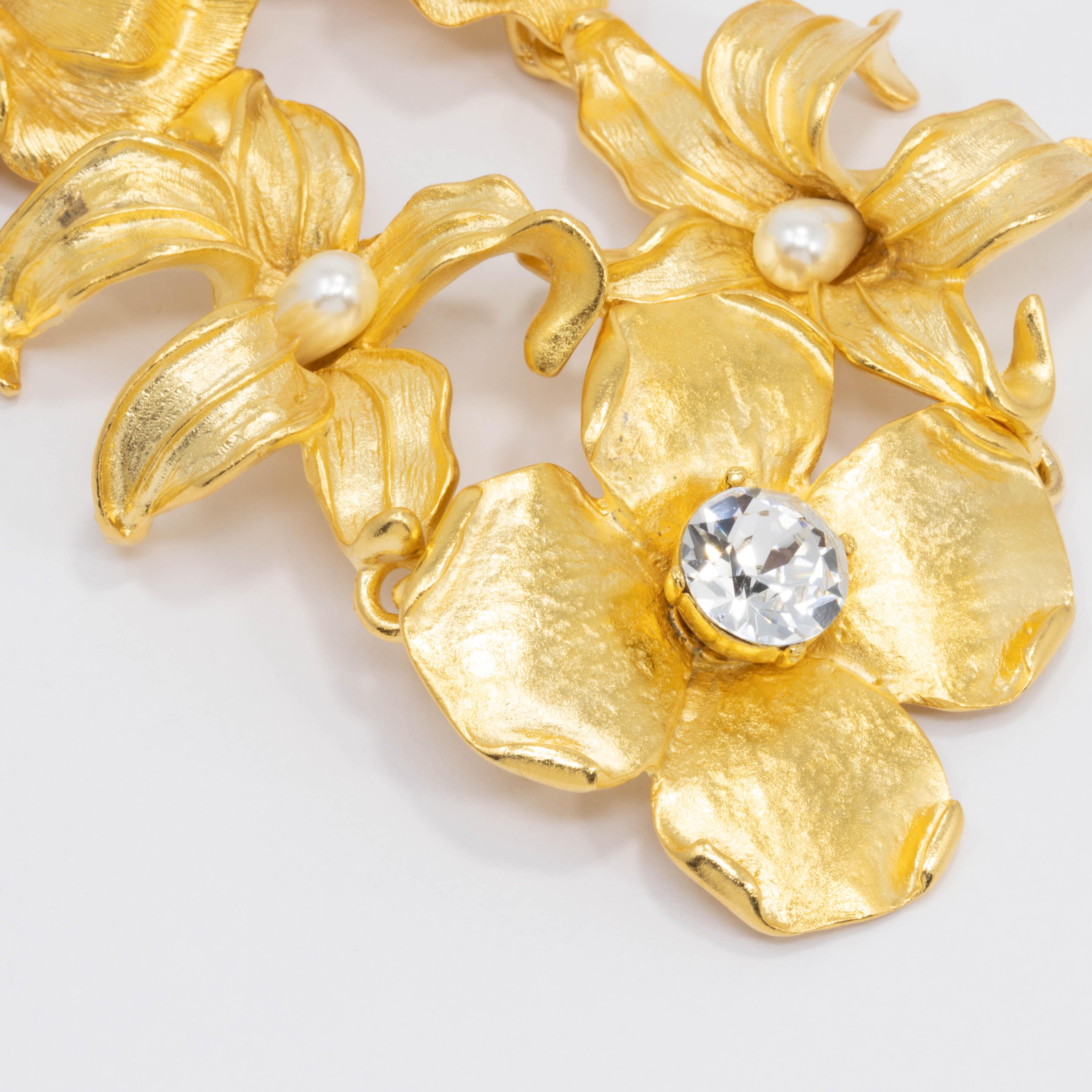 KJL Kenneth Jay Lane Satin Gold Blumenhalskette, Kristall und weiße Perlen in der Mitte im Zustand „Neu“ im Angebot in Milford, DE