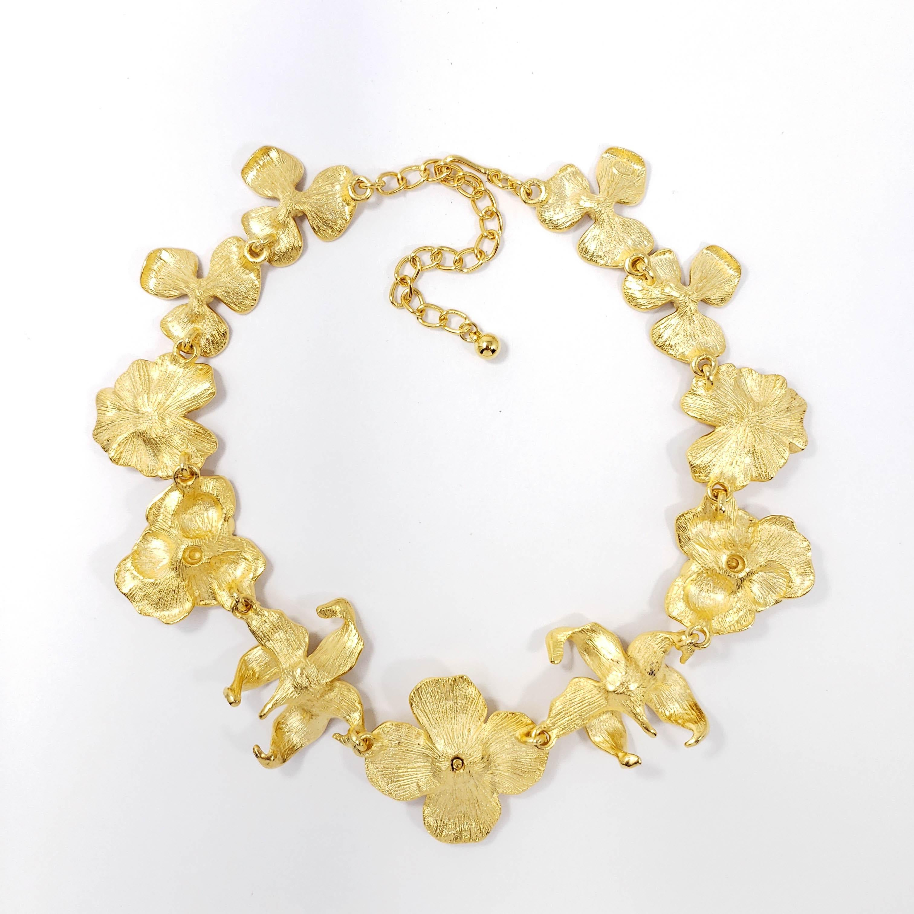 KJL Kenneth Jay Lane Satin Gold Blumenhalskette, Kristall und weiße Perlen in der Mitte für Damen oder Herren im Angebot
