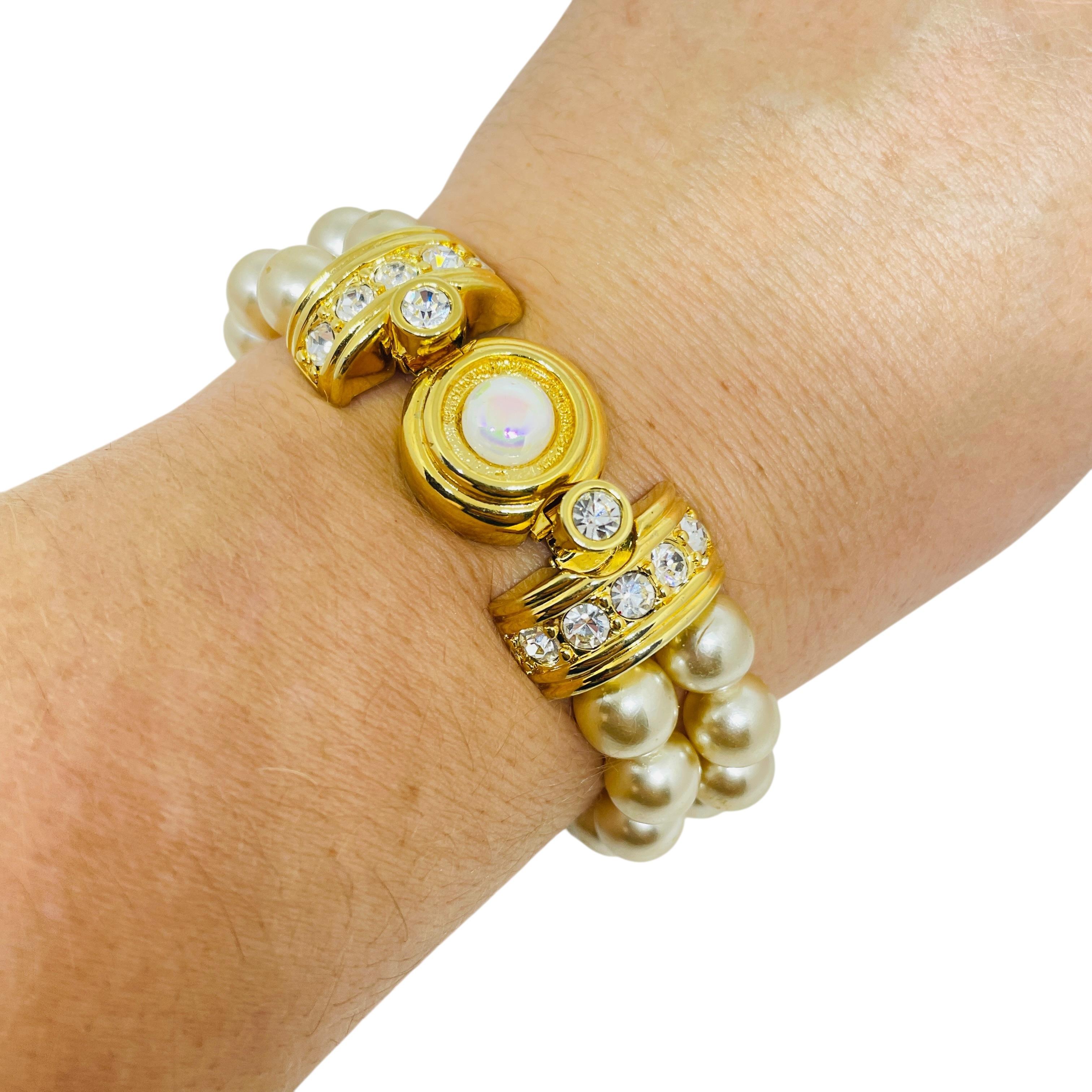 DETAILS

- • unterzeichnet KJL KENNETH JAY LANE

- • goldfarben mit Kunstperlen und Strasssteinen 

- • vintage designer armband
 
MASSNAHMEN  

- • CONDIT

- •  sehr guter Vintage-Zustand mit minimalen Gebrauchsspuren 

 Sku 54

❤️❤️  