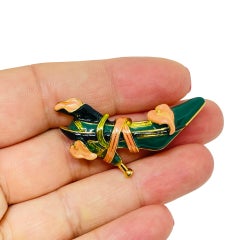 Broche vintage para zapatos de Kenneth Jay Lane, en tono dorado, con esmalte y pedrería