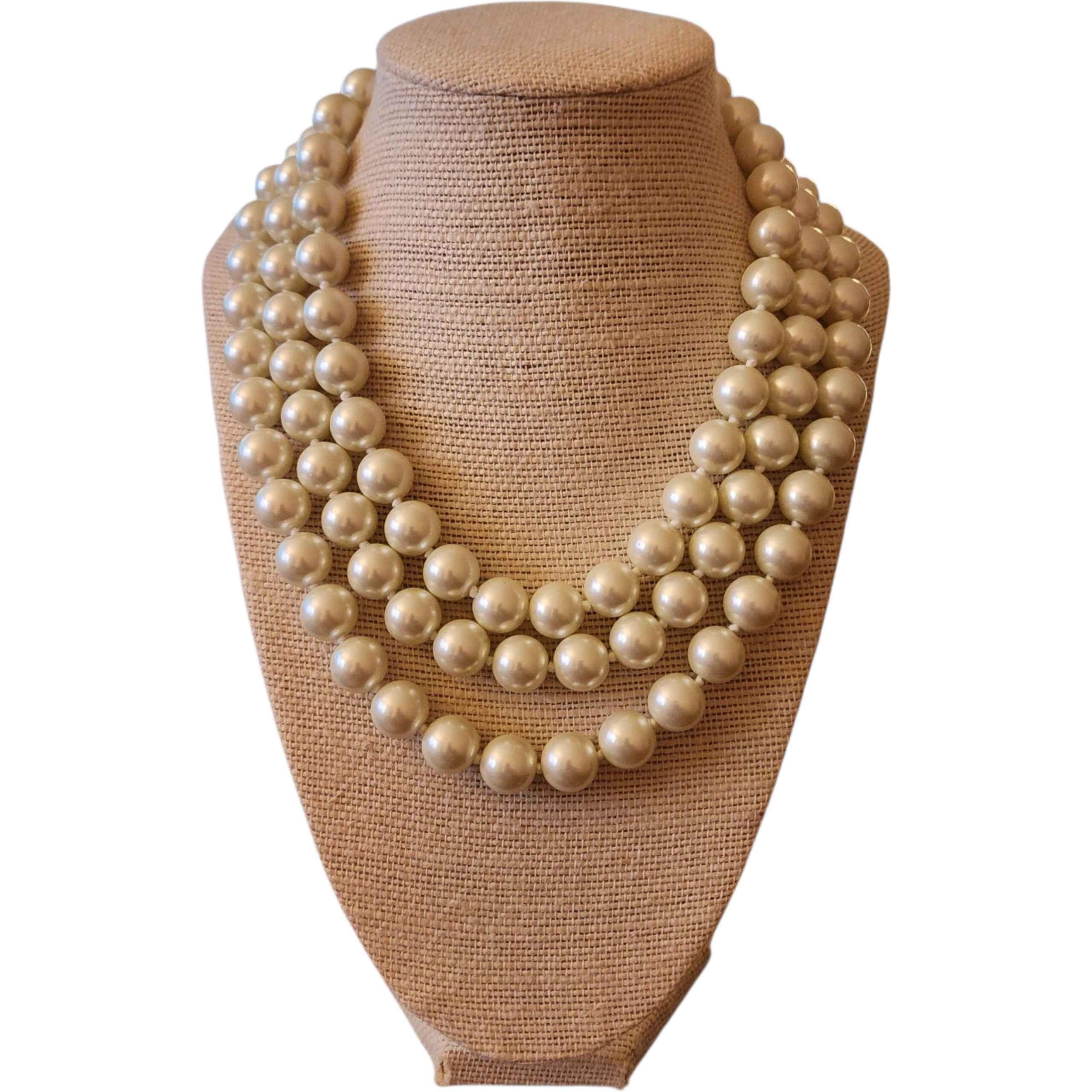  KJL Kenneth Jay Lane Collana con tre fili di perle finte sovradimensionate, chiusura geometrica in oro
Descrizione

Una collana glamour e iconica di Kenneth Jay Lane a tre fili di perle con perle finte oversize e luminose e la chiusura geometrica a