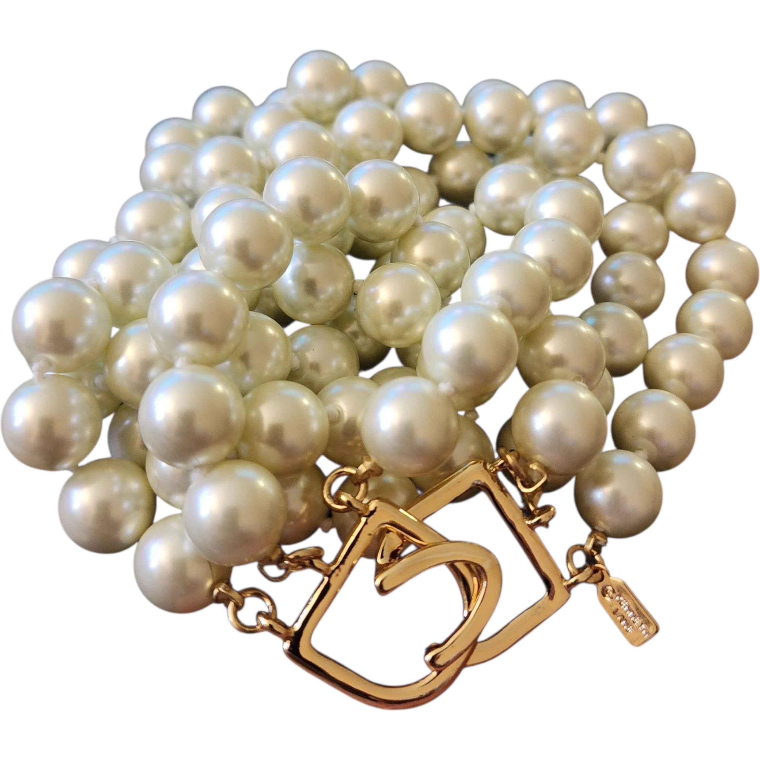 Perlina KJL Kenneth Jay Lane Collana di perle finte a tre fili Chiusura geometrica in oro in vendita