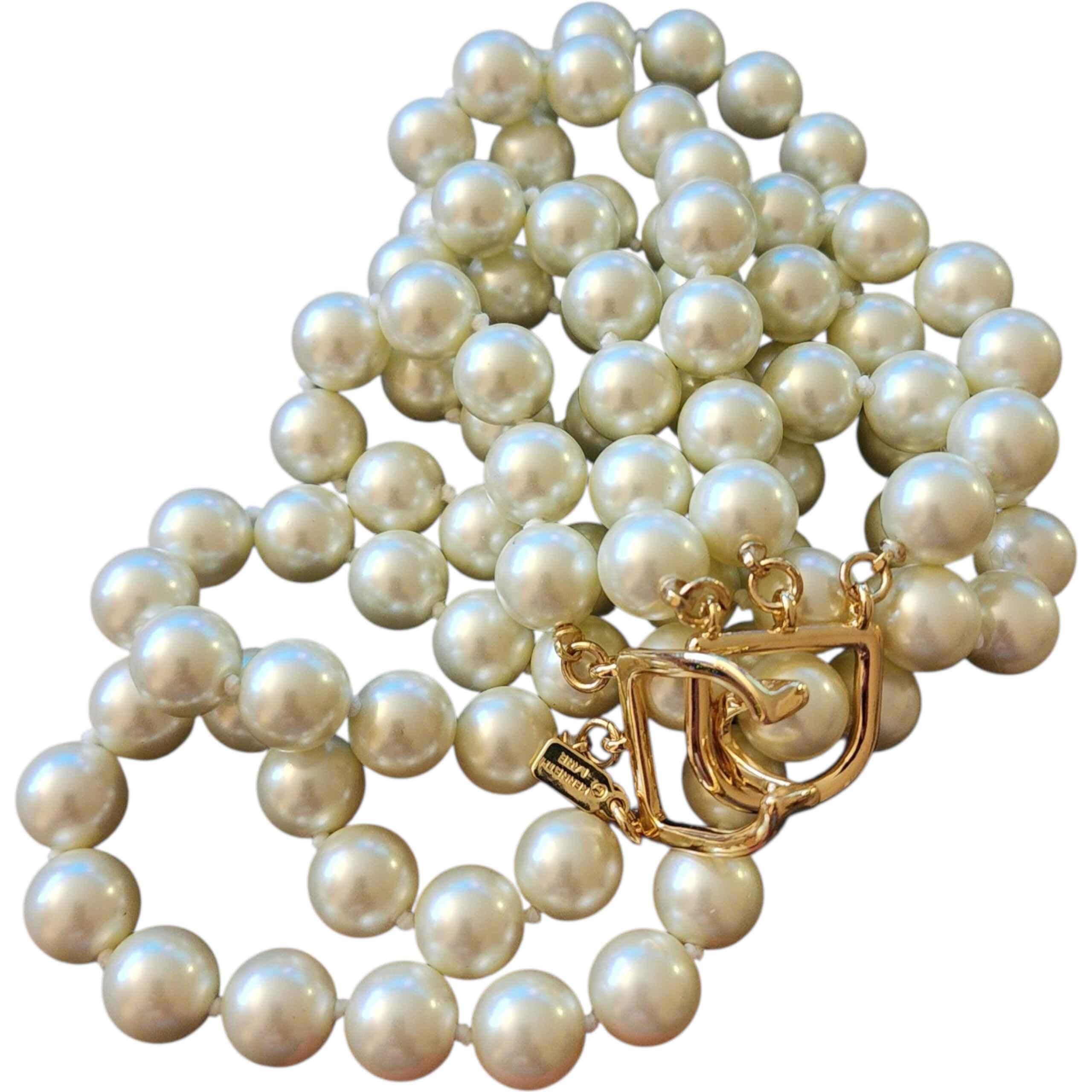 KJL Kenneth Jay Lane Collana di perle finte a tre fili Chiusura geometrica in oro In condizioni Nuovo in vendita a Milford, DE