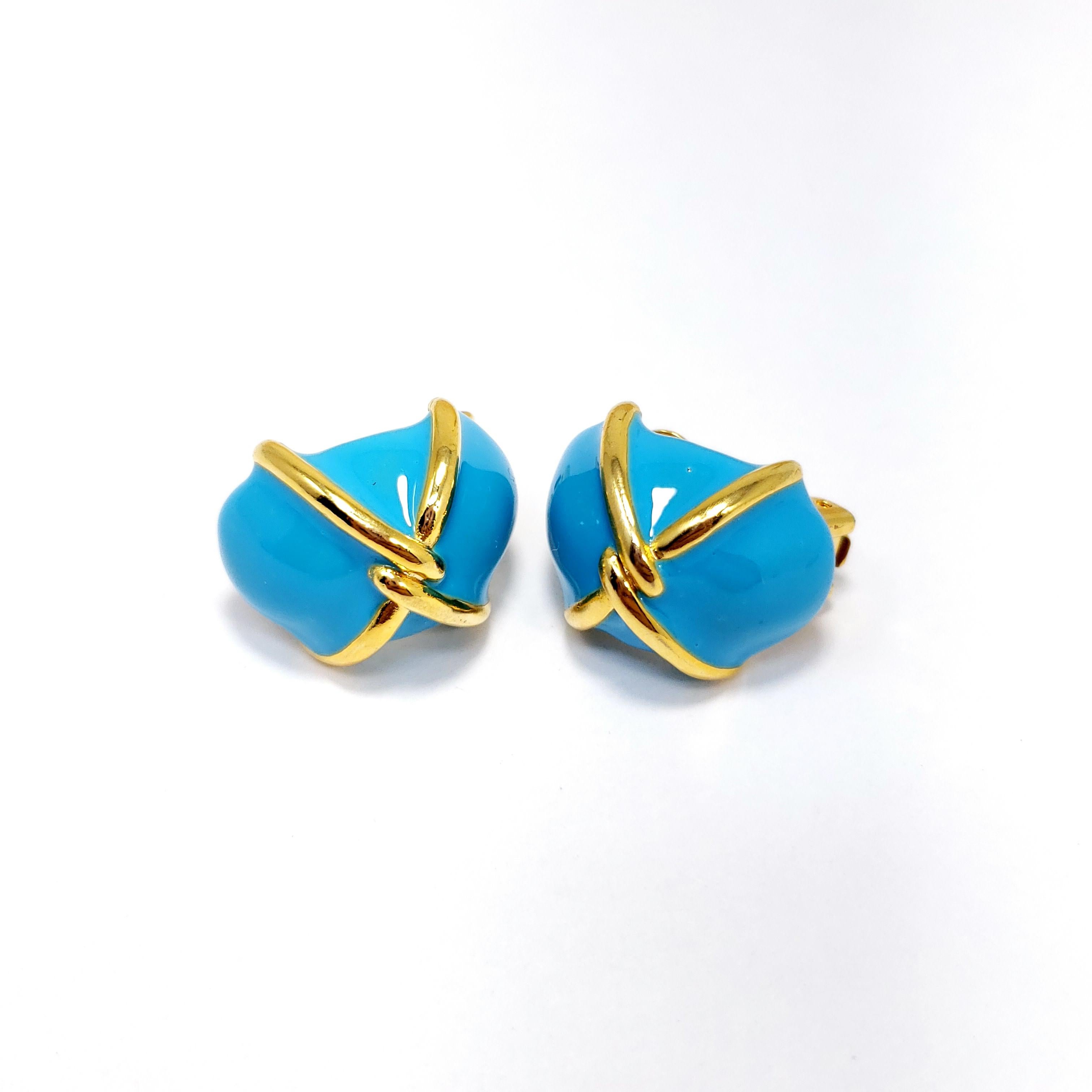 A pair of bright blue turquoise earrings with gold accents. Stylish clip ons by Kenneth Jay Lane.

Hallmarks: KJL, Made in USA
