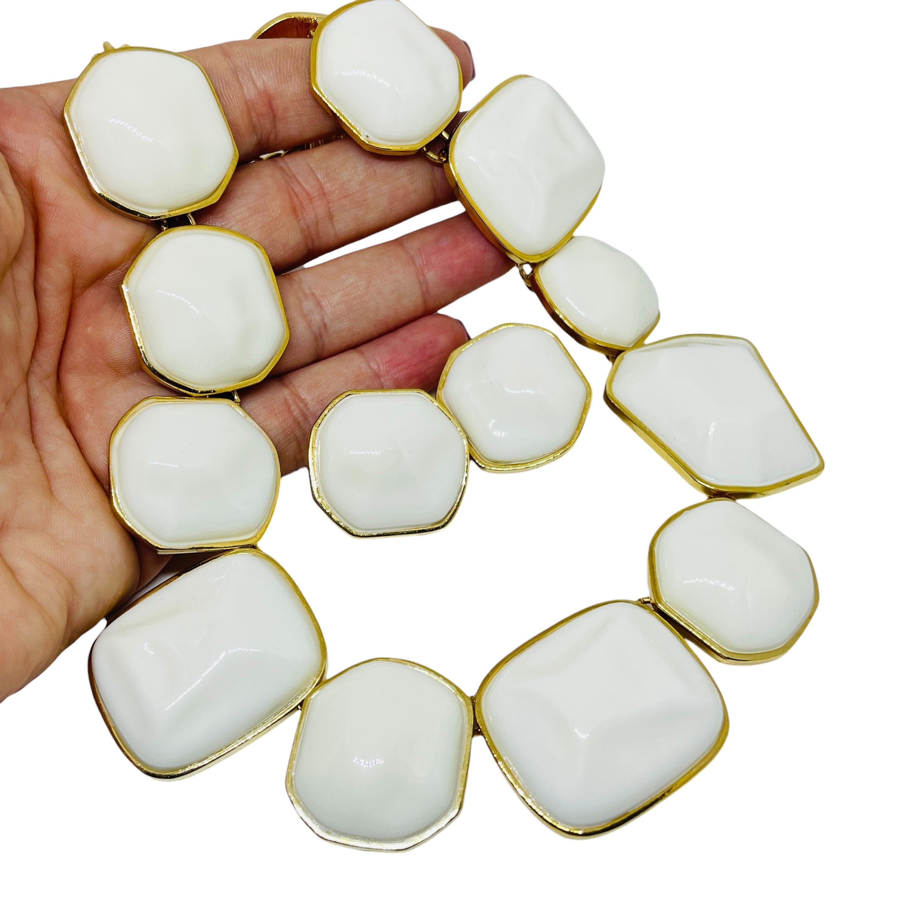 DETAILS

- • unterzeichnet KJL KENNETH JAY LANE

- • Goldton mit Harz

- • vintage designer halskette ohrringe set
 
MASSNAHMEN  

- • CONDIT

- •  sehr guter Vintage-Zustand mit minimalen Gebrauchsspuren 

 Sku 55

❤️❤️   VINTAGE-DESIGNER-SCHMUCK  