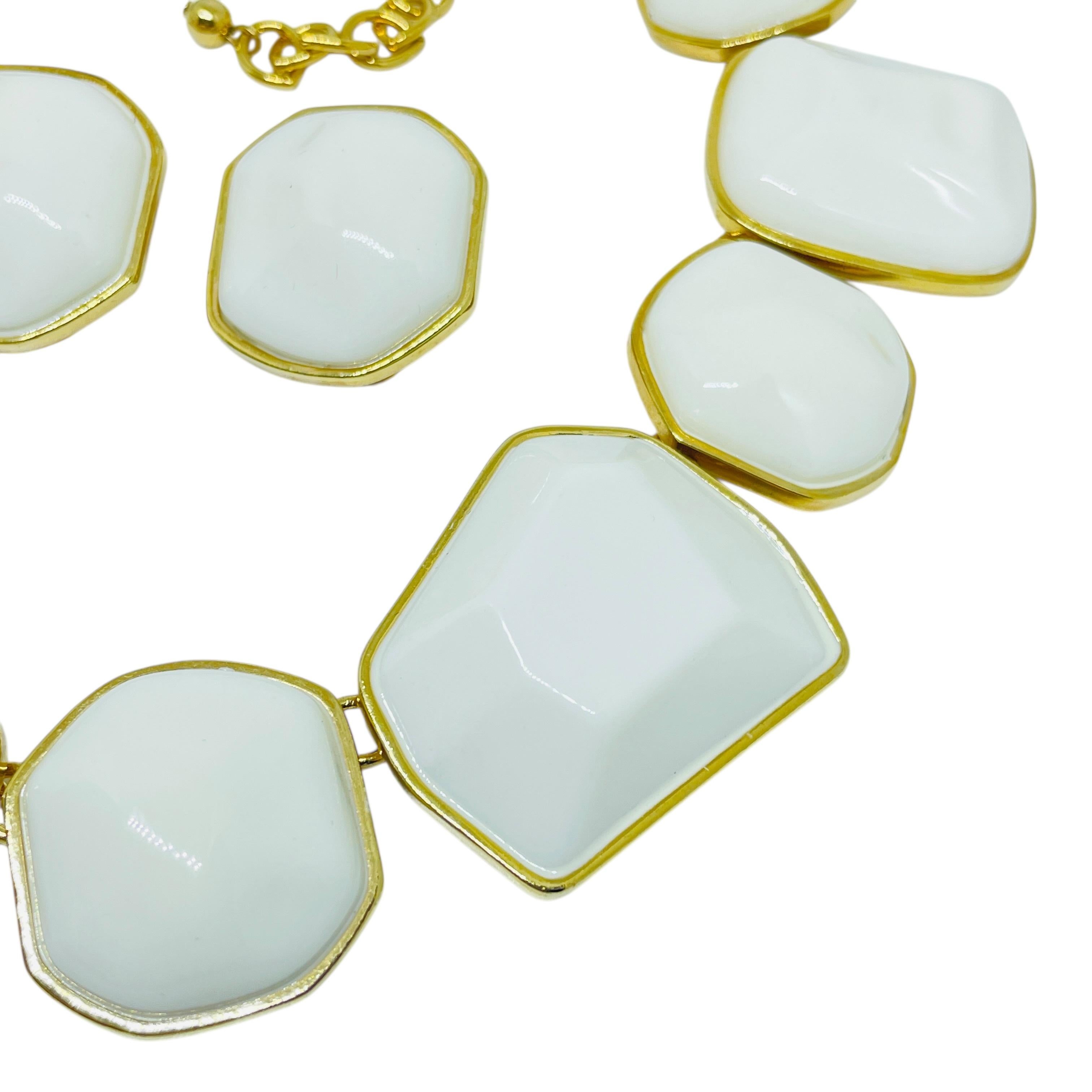 KJL KENNETH JAY LANE Vintage Gold Weiß Designer Statement Halskette Ohrringe Set im Angebot 3