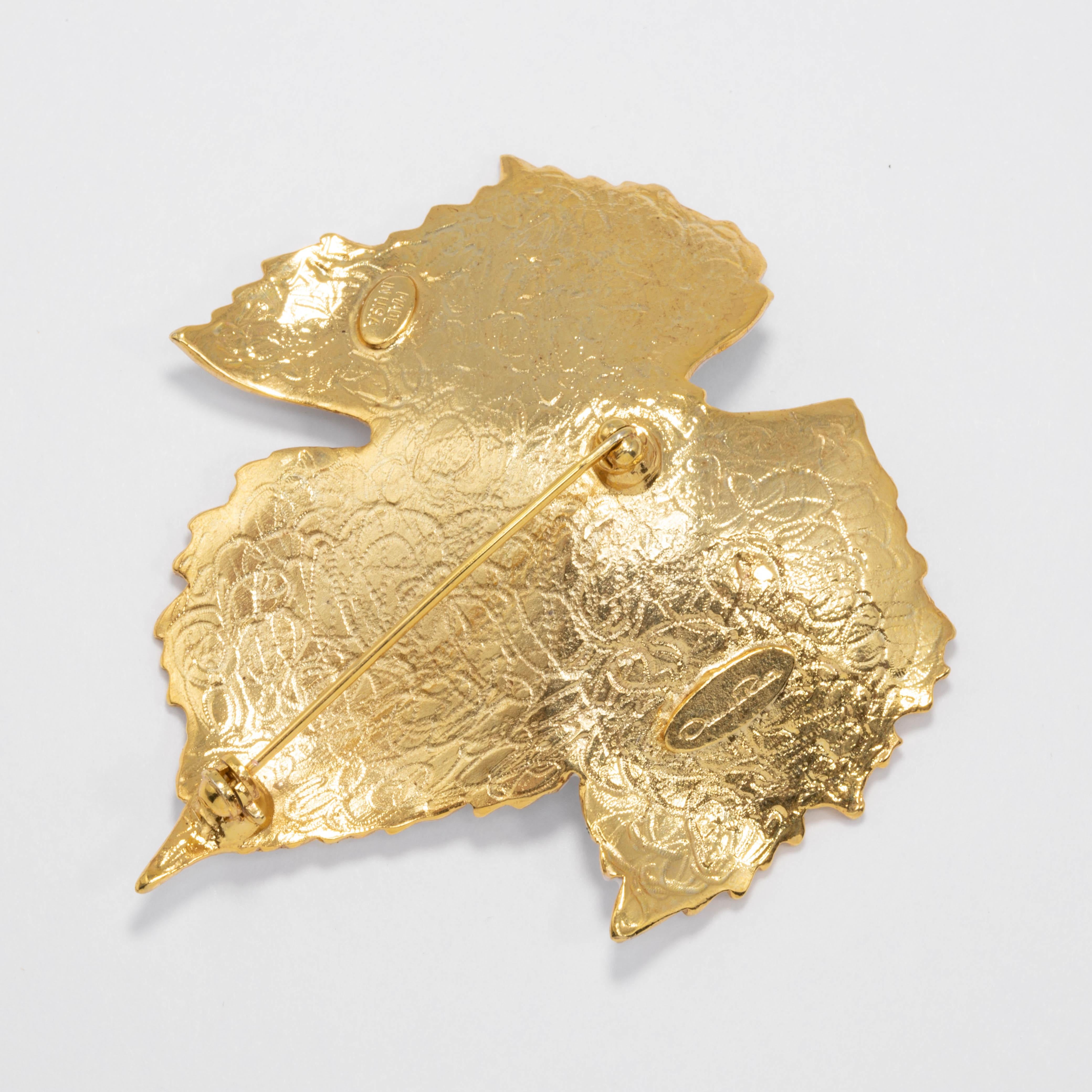 Oscar de la Renta White Enamel Grapevine Leaf in Gold In New Condition For Sale In Milford, DE