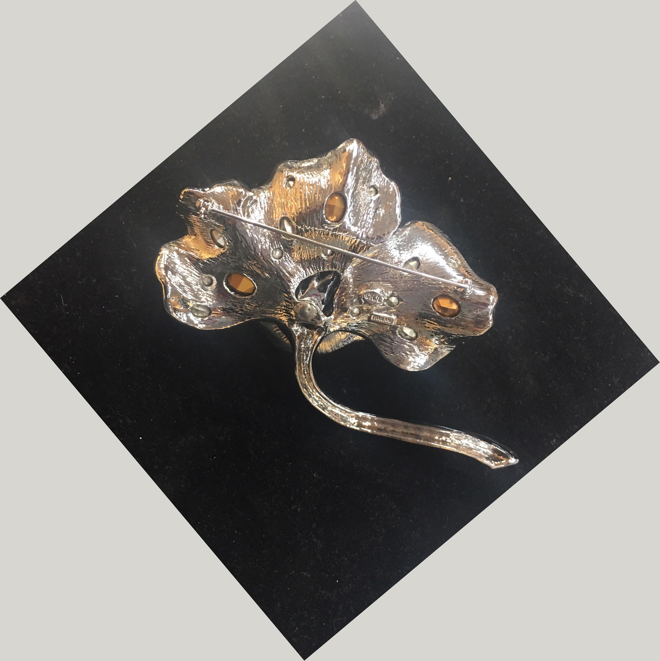 KJL Kenneth Lane Pave Diamanté Flower Couture Brooch Pin In Excellent Condition In Montreal, QC