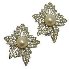 KJL ha firmato degli orecchini a clip vintage in argento con strass e fiori di perle di design