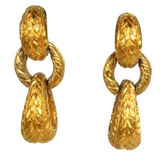Orecchini a cerchio in oro con effetto ruvido di K.J.L.