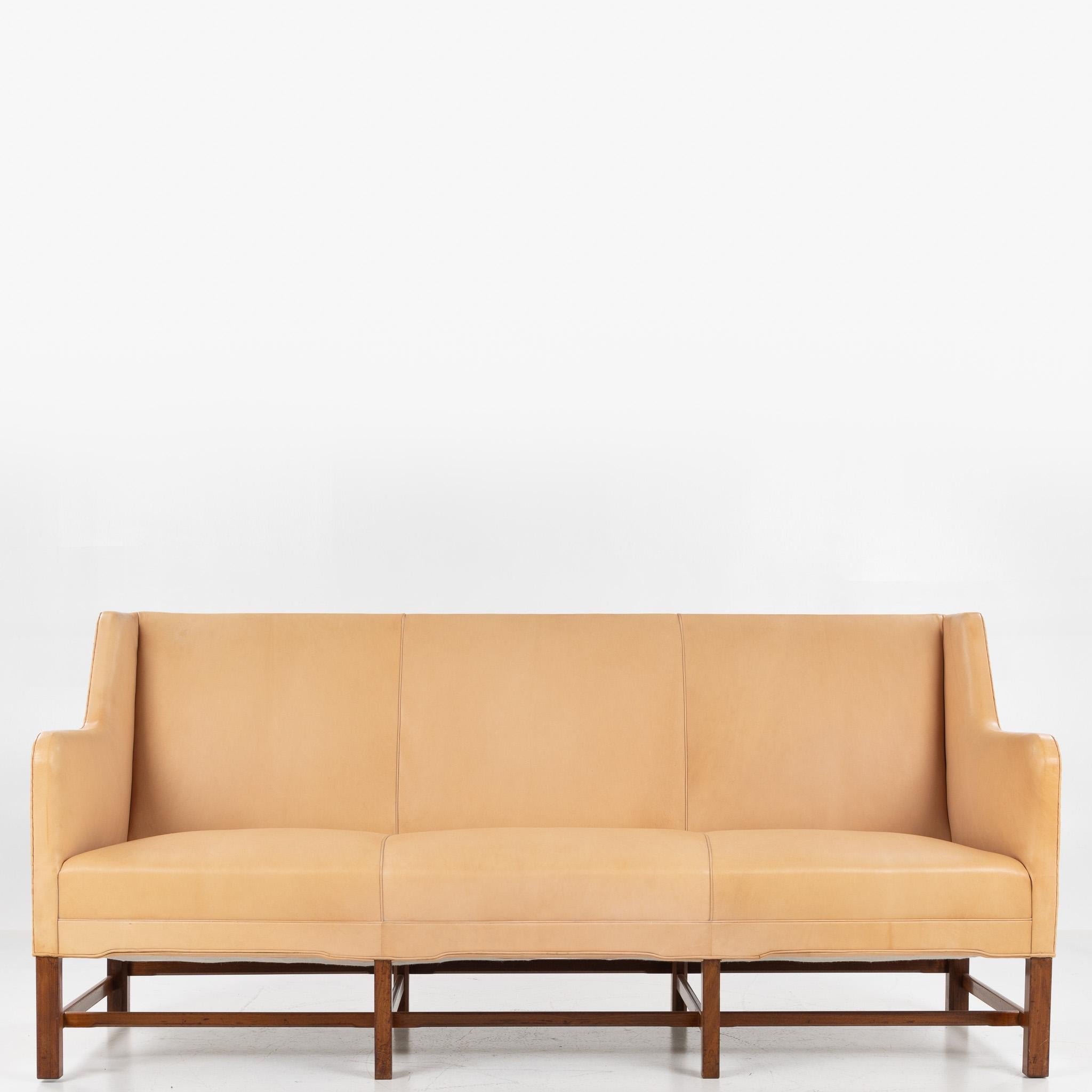 KK 5011 - 3-Sitzer-Sofa aus Mahagoni und patiniertem Nigerleder. Entworfen im Jahr 1935.
Entworfen von Kaare Klint und hergestellt vom Tischler Rud Rasmussen.