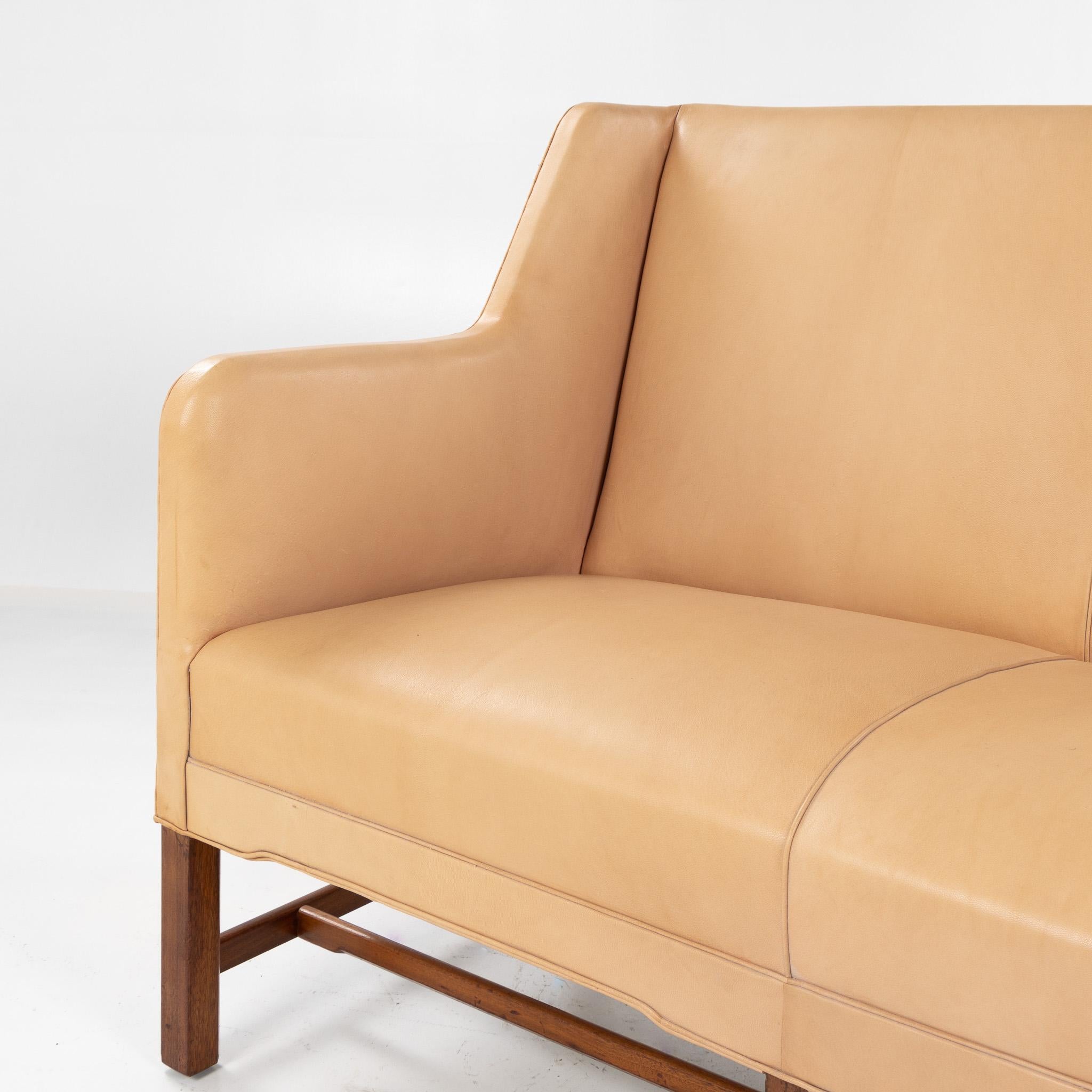 KK 5011 - 3-Sitzer-Sofa aus Mahagoni und patiniertem nigerfarbenem Leder (Moderne der Mitte des Jahrhunderts) im Angebot