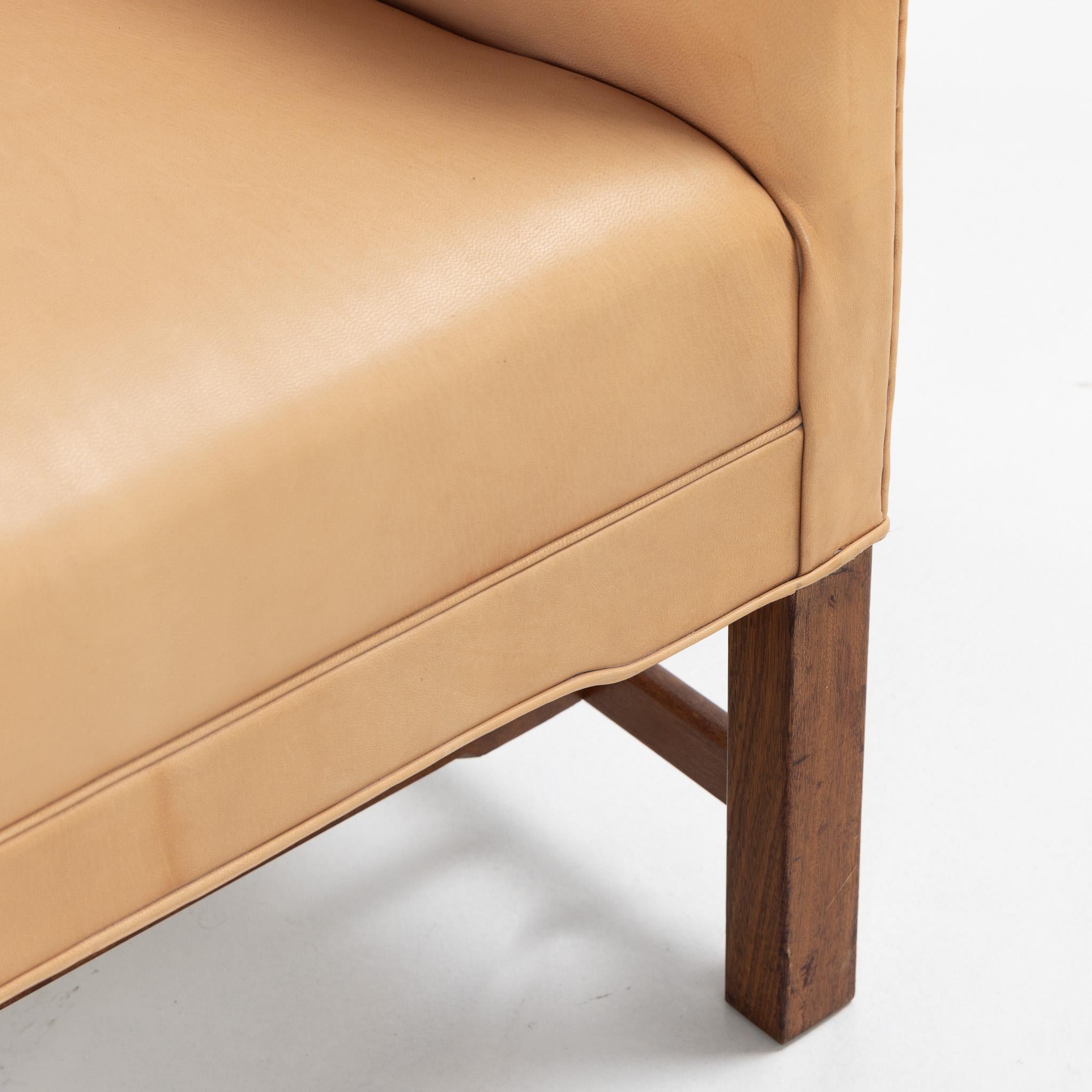 KK 5011 - 3-Sitzer-Sofa aus Mahagoni und patiniertem nigerfarbenem Leder im Angebot 1
