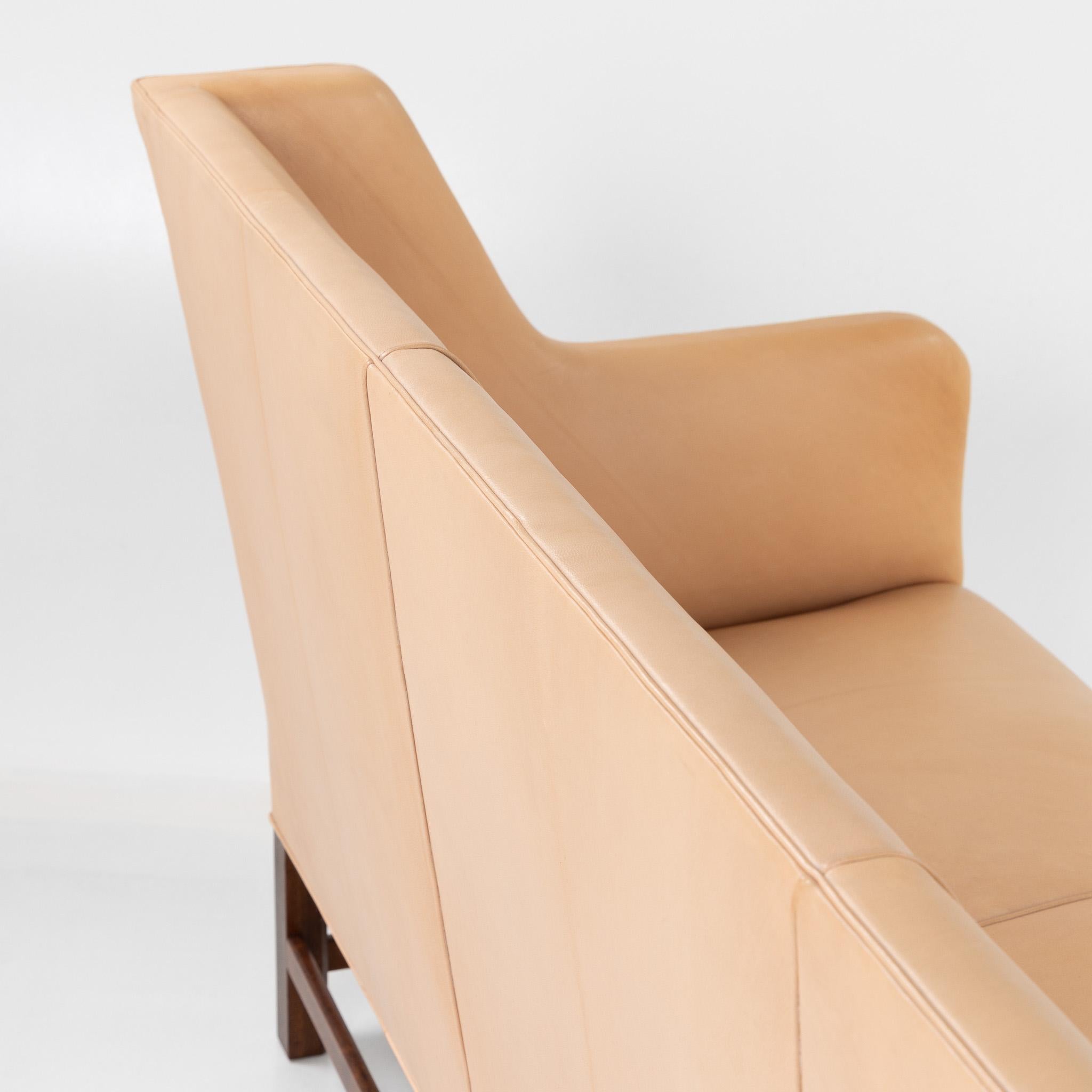 KK 5011 - 3-Sitzer-Sofa aus Mahagoni und patiniertem nigerfarbenem Leder im Angebot 2