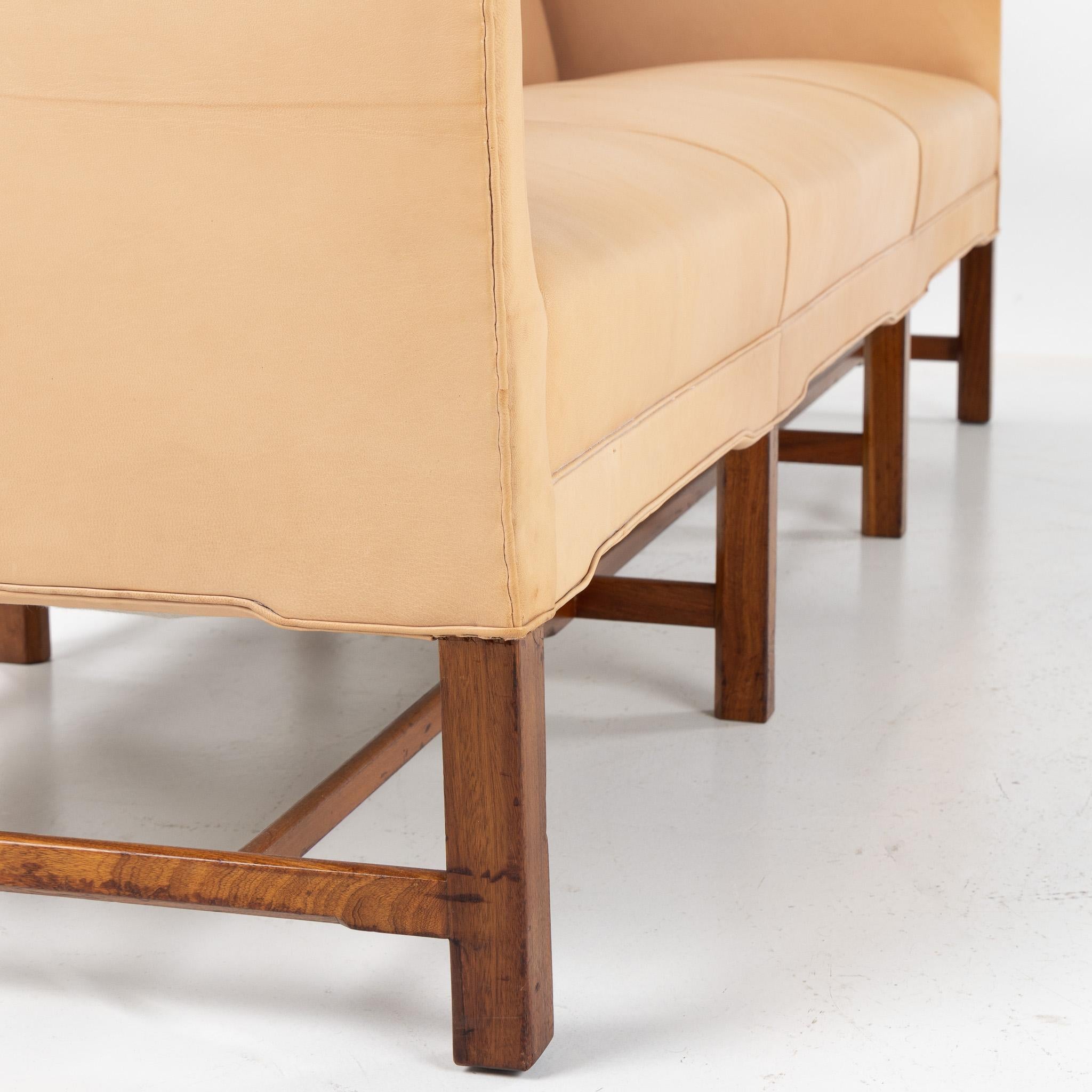 KK 5011 - 3-Sitzer-Sofa aus Mahagoni und patiniertem nigerfarbenem Leder im Angebot 3