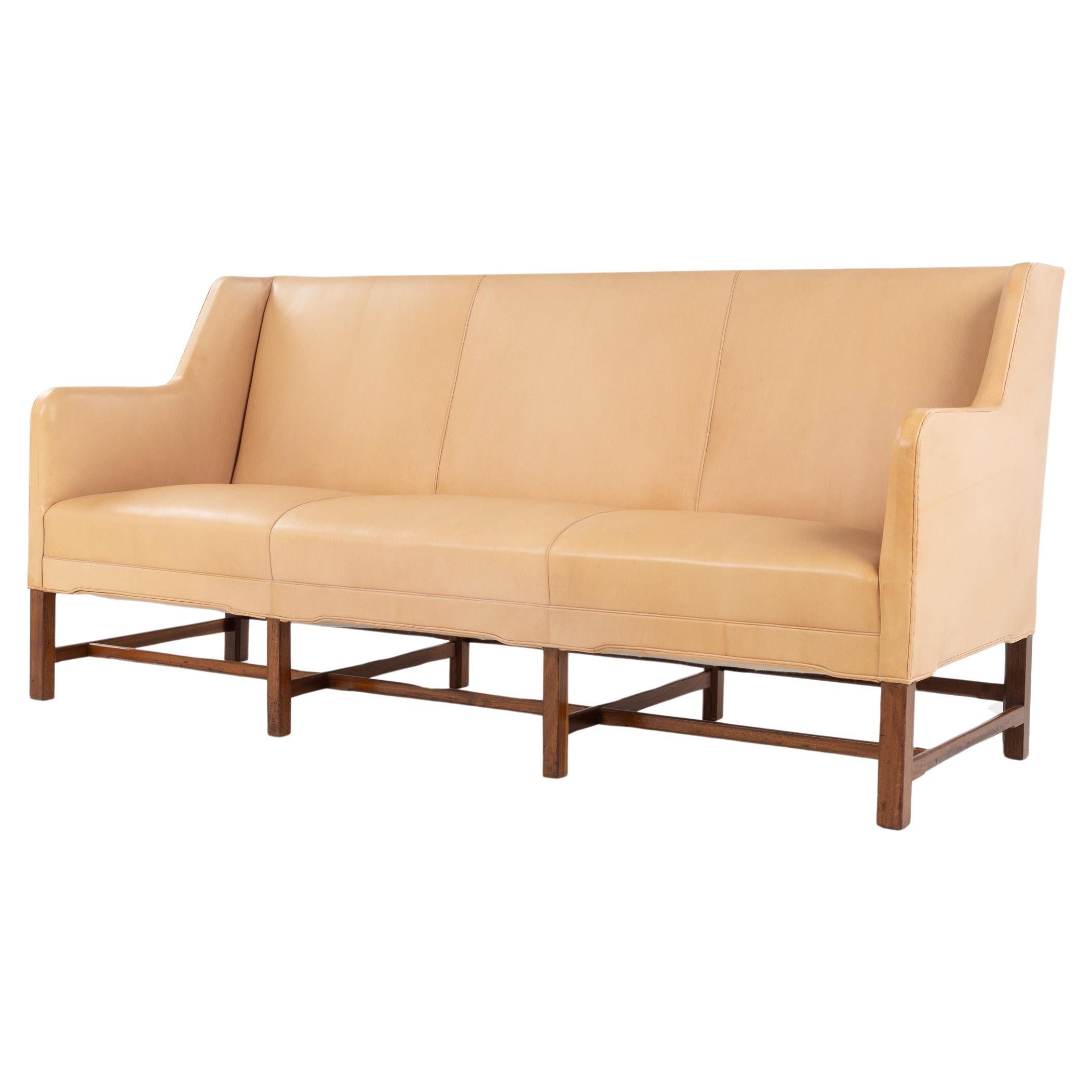 KK 5011 - 3-Sitzer-Sofa aus Mahagoni und patiniertem nigerfarbenem Leder im Angebot