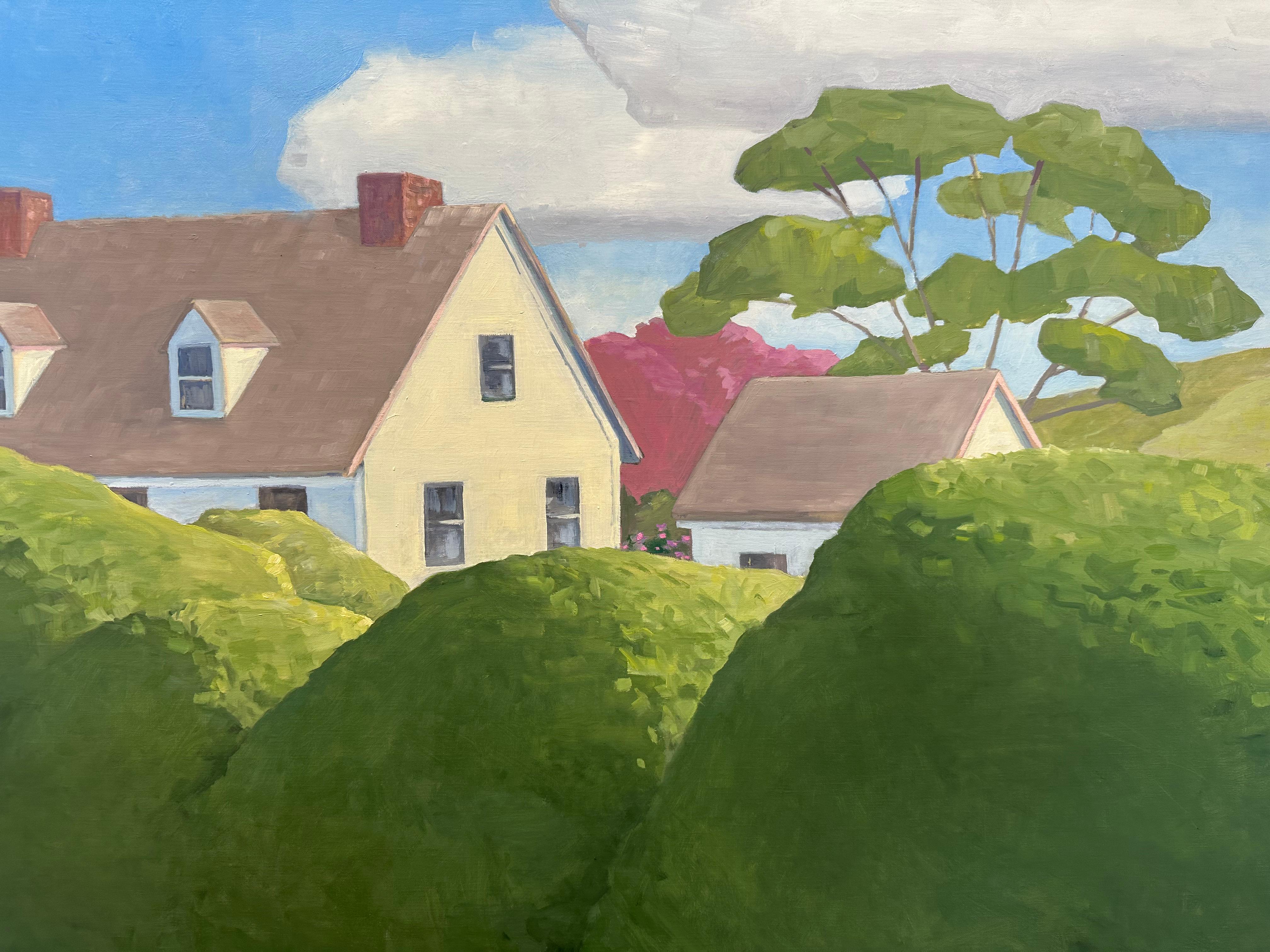 Dans cette paisible peinture contemporaine à l'huile sur lin, les cheminées et le toit d'une maison blanche sont visibles le long d'un chemin sinueux bordé de hautes haies vertes. Le ciel serein est calme et bleu avec quelques cumulus flottant