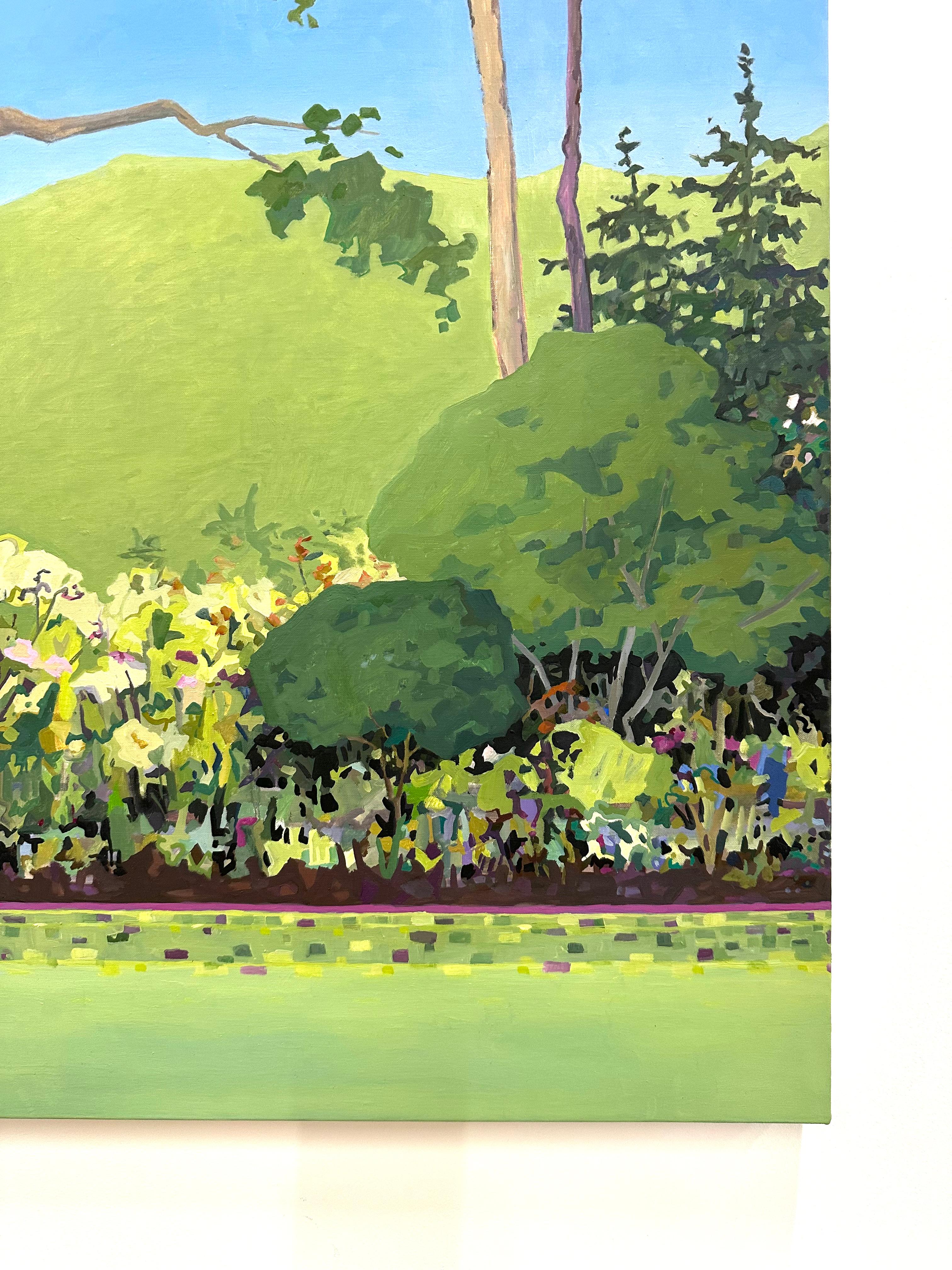 Bord de lac, paysage de lac, pins, fleurs, eau verte de Sage Olive, ciel bleu - Contemporain Painting par KK Kozik